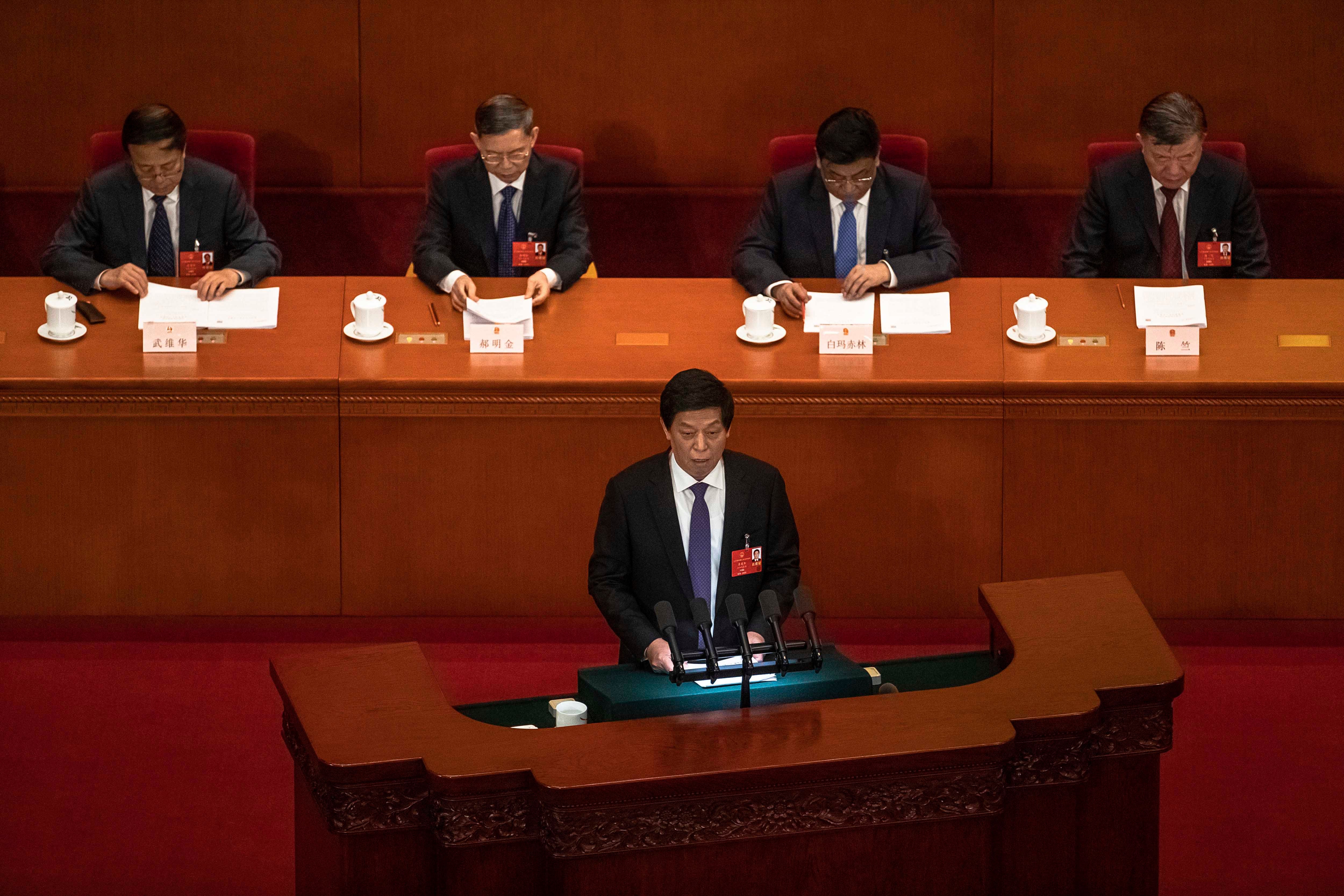 Li Zhanshu, président du Comité permanent de l'Assemblée nationale populaire (ANP) chinoise, prononce un discours au Grand Palais du Peuple à Pékin, le 25 mai 2020. 