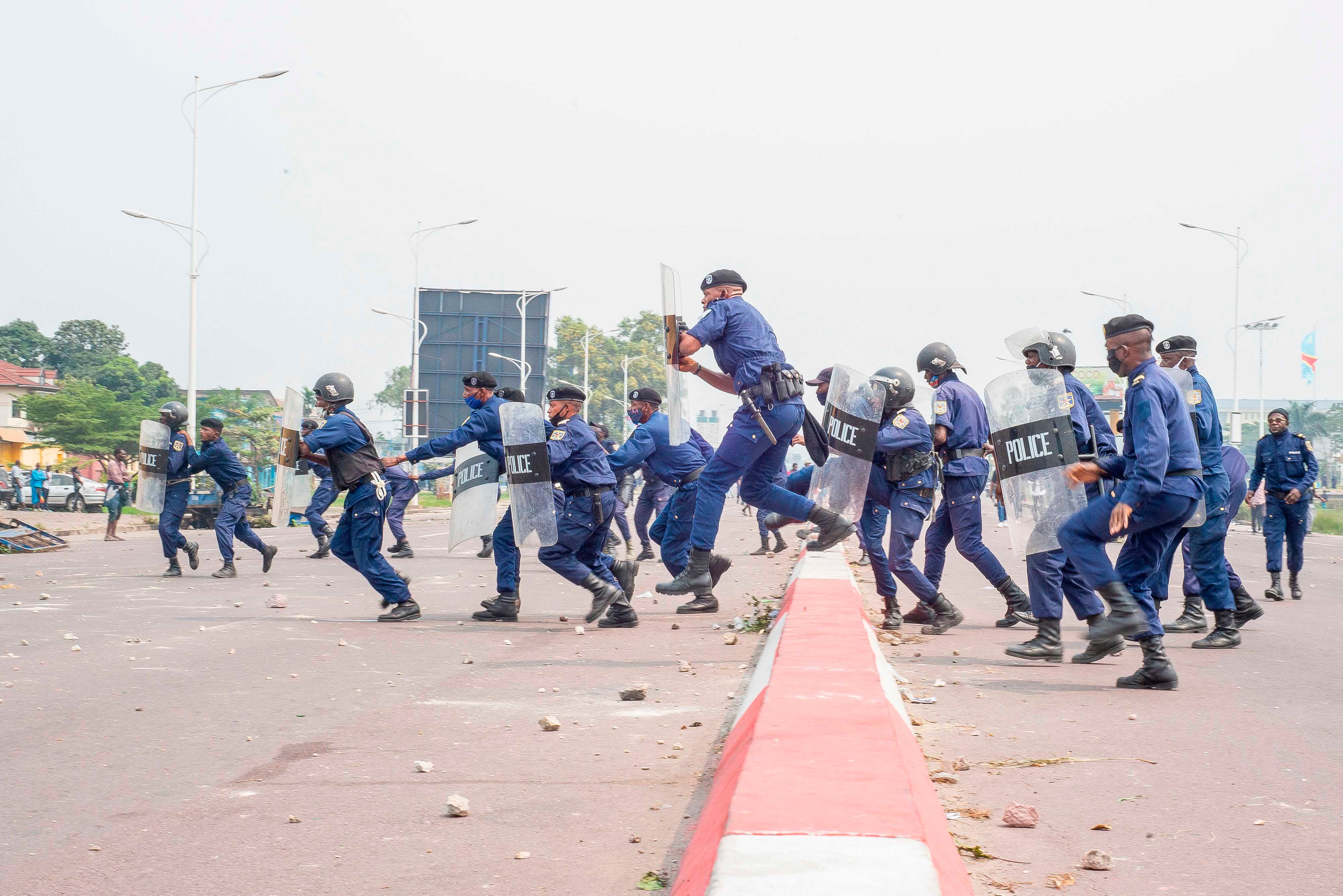 Des policiers chargent des manifestants à Kinshasa le 9 juillet 2020 lors de manifestations sur la nomination du nouveau président de la Commission électorale.