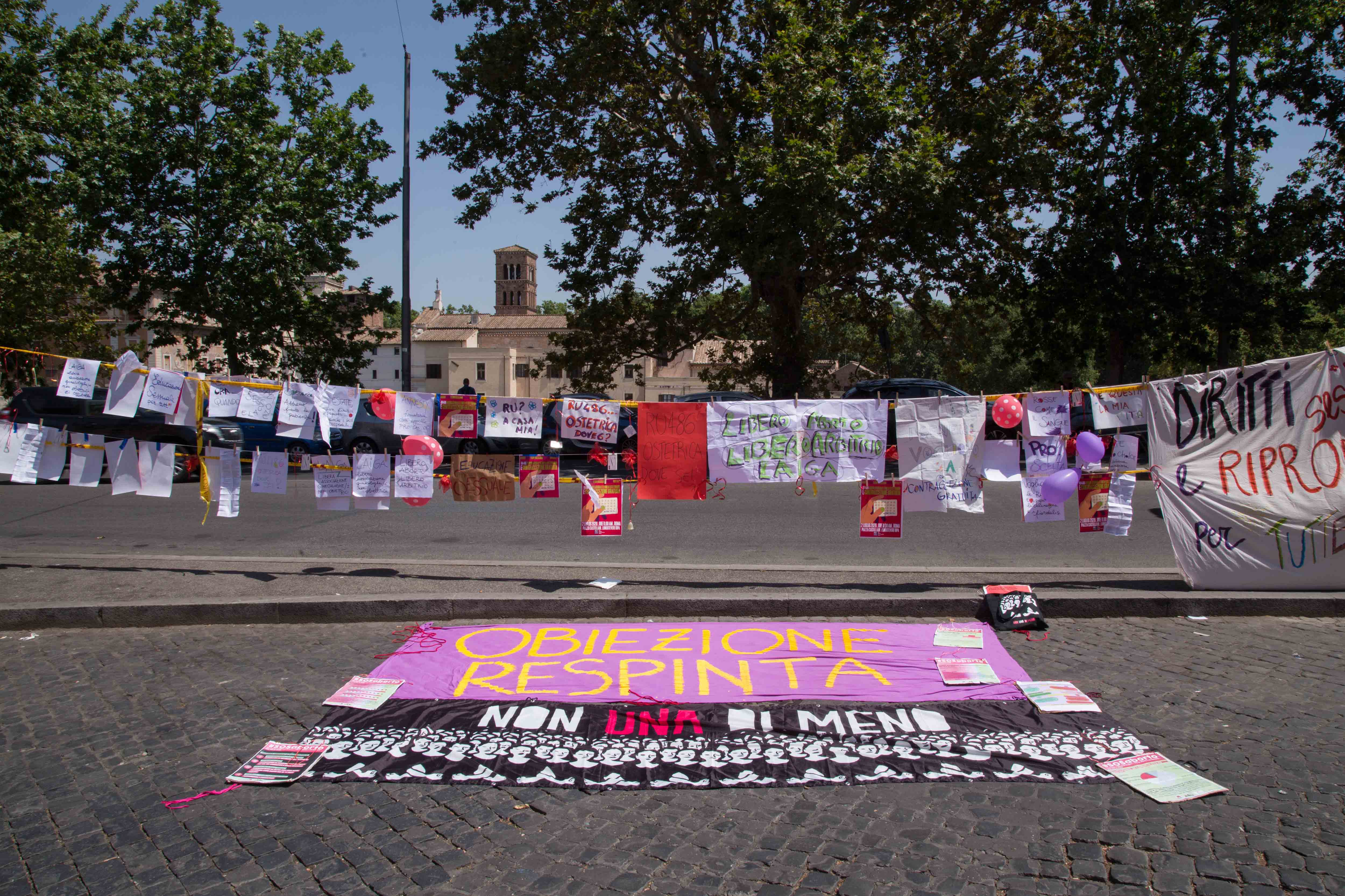 Des bannières suspendues et déposées sur le sol par des activistes en faveur du droit à l’avortement, lors d’un sit-in tenu devant le ministère de la Santé à Rome le 2 juillet 2020. Les participant.e.s au sit-in, organisé par le Réseau italien pour la contraception et l'avortement, appelaient à faciliter l’accès aux moyens de contraception et aux procédures d’IVG.