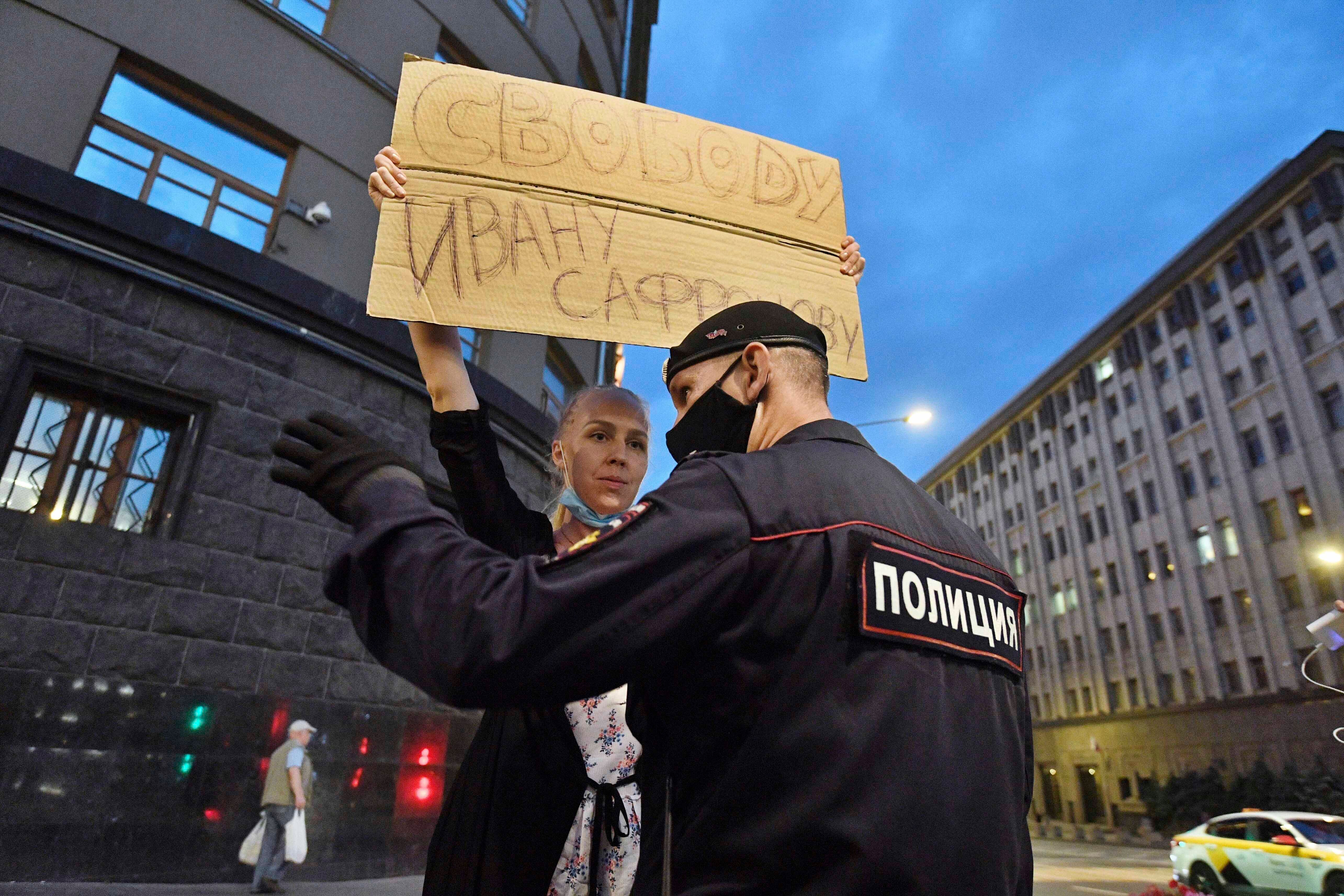 Mariya Starikova stands in front of the FSB building in Moscow with a placard reading “Freedom to Ivan Safronov”, July 7, 2020.