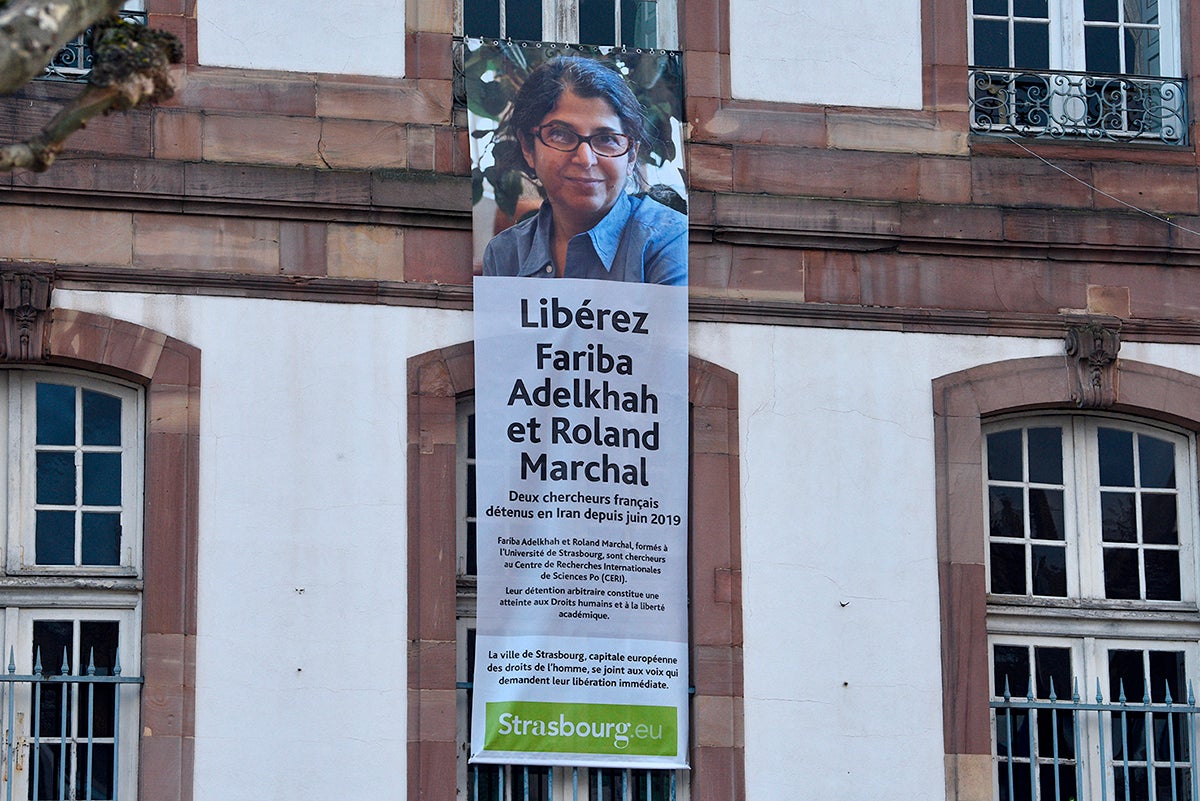Message sur la façade de la Mairie de Strasbourg appelant à la libération de Fariba Adelkah et Roland Marchal, deux chercheurs français détenus en Iran depuis juin 2019.