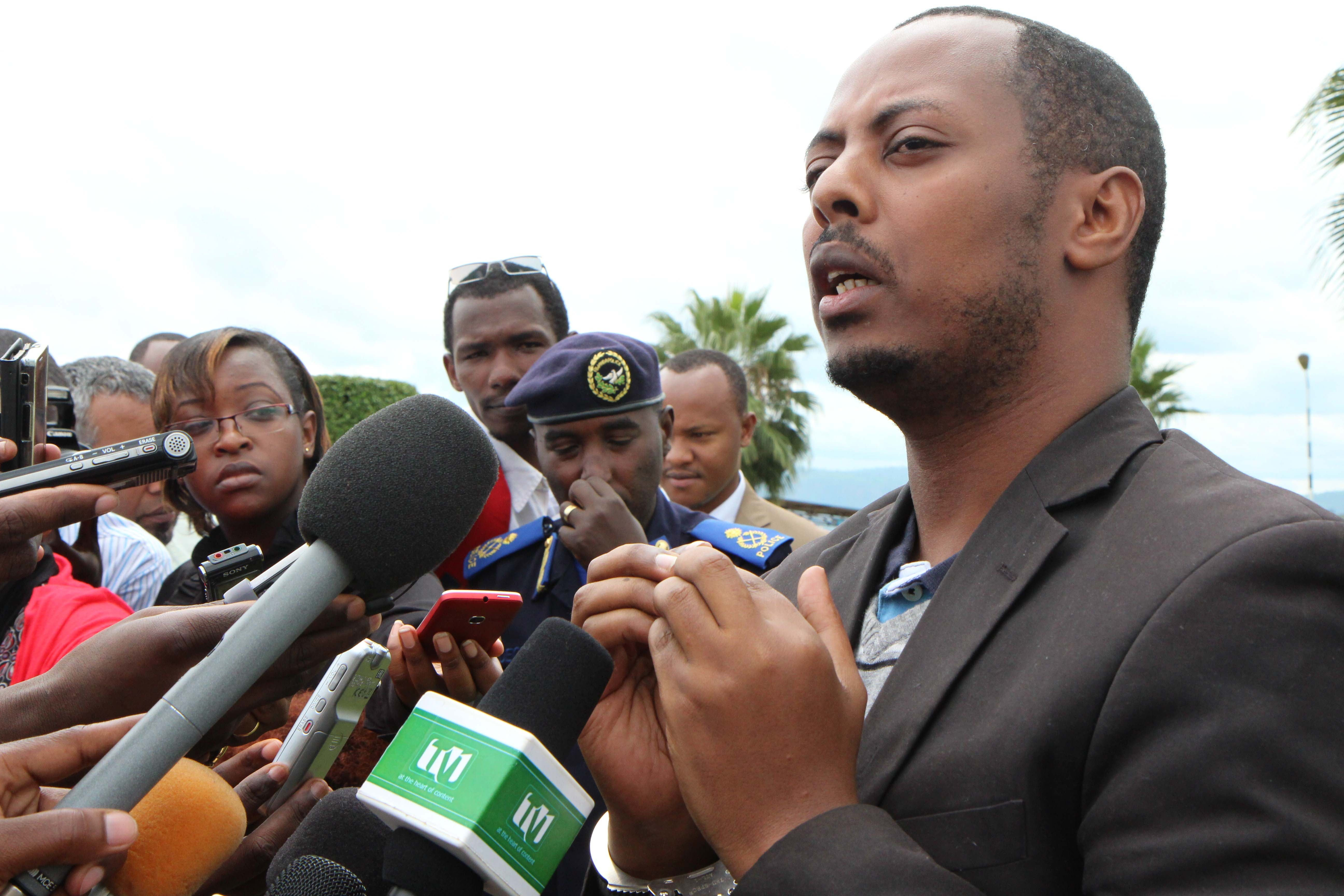 Kizito Mihigo s’adresse aux médias à Kigali le 15 avril 2014, après neuf jours de détention au secret. Dans un enregistrement audio diffusé après sa mort, Kizito Mihigo dit avoir été forcé de demander pardon et d’avouer des crimes dont il a été accusé plus tard.