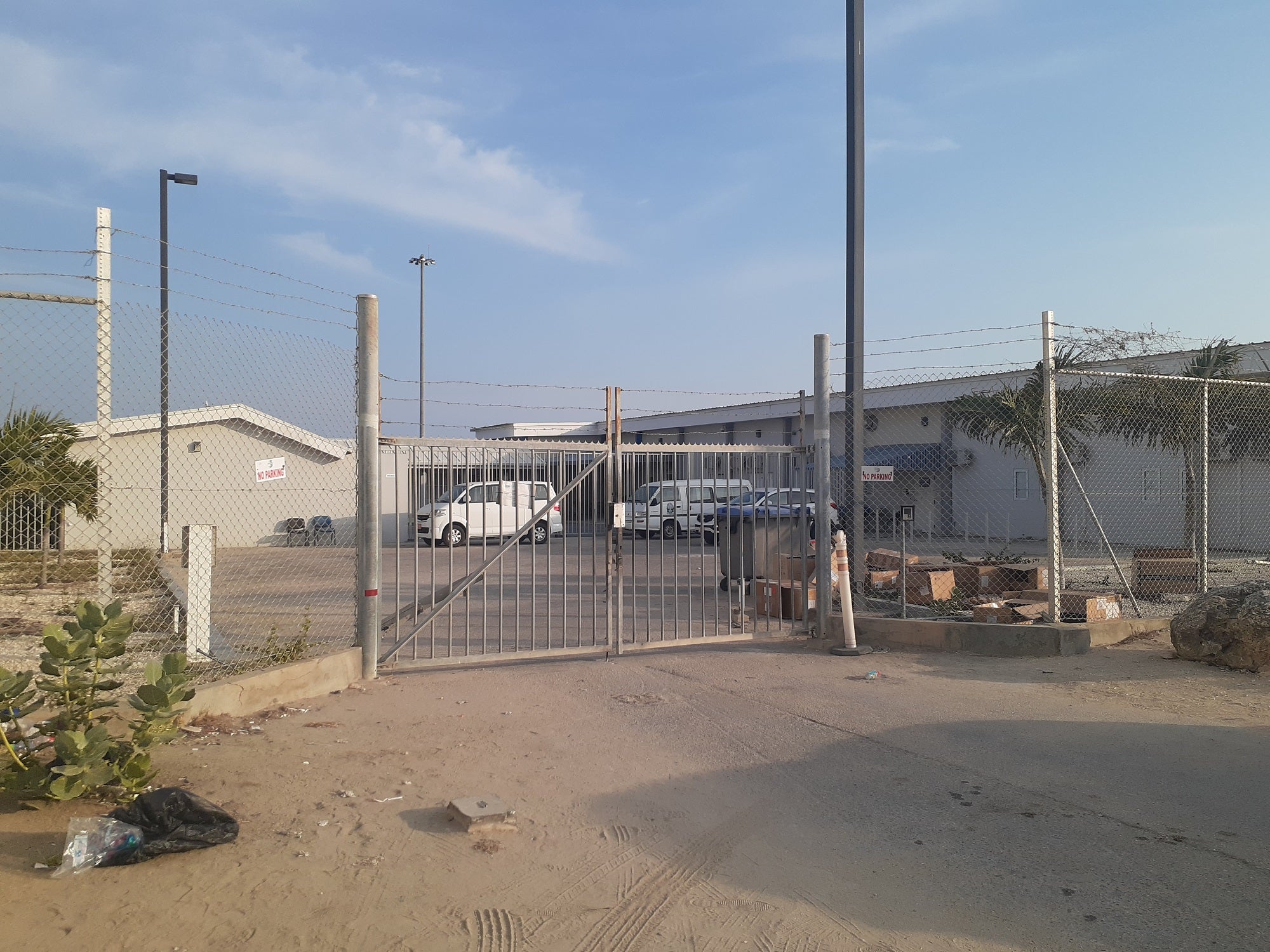 A photo showing the outside of a Guarda Nos Costa (GNC) immigration detention center in Aruba. 