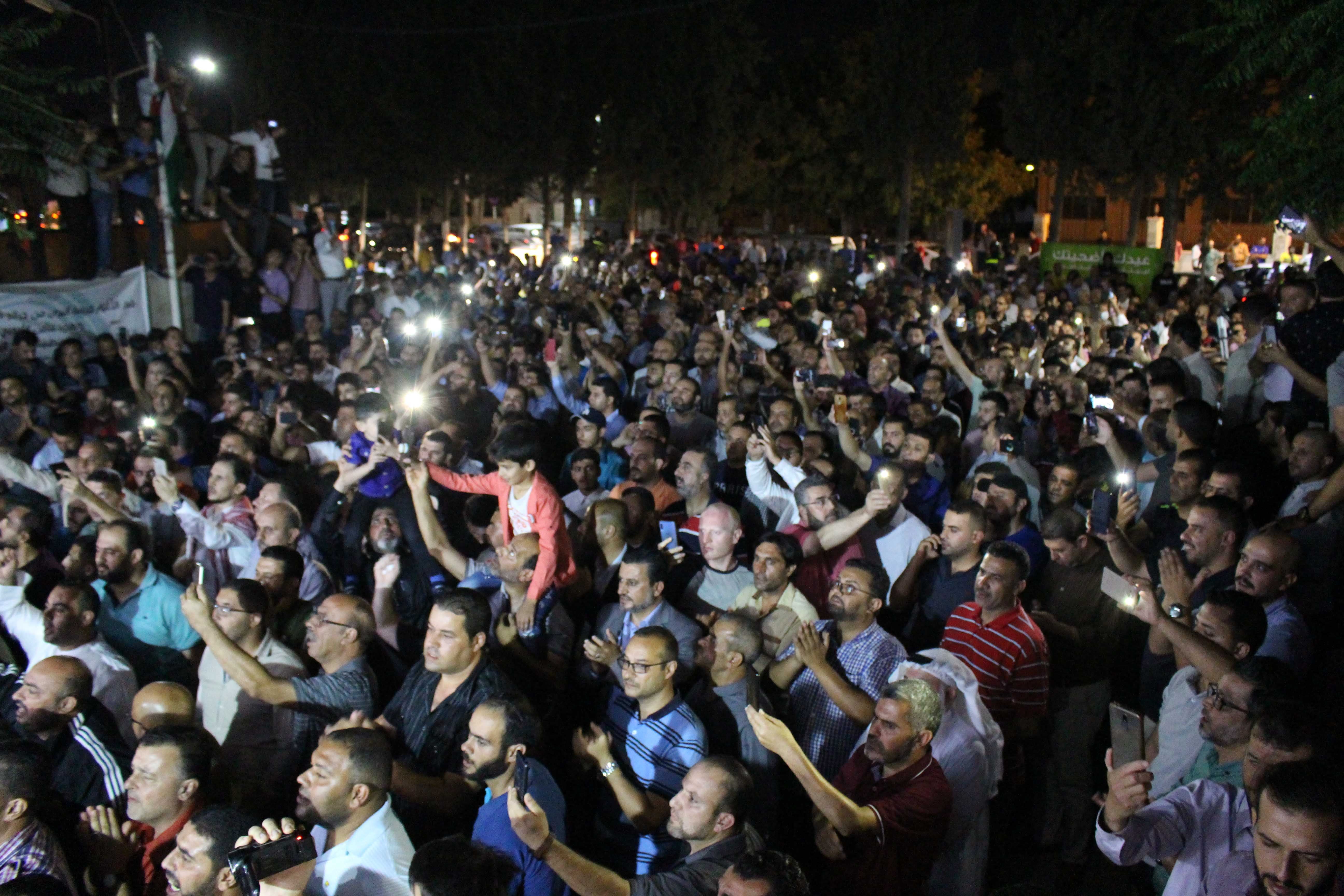 Dans la nuit du 1er août 2020, une foule d'enseignants jordaniens manifestait pacifiquement à Irbid, dans le nord-ouest de la Jordanie, pour demander l'annulation de la décision de fermer le Syndicat des enseignants. Le photojournaliste qui a pris cette photo, Laith Al-Junaidi, a été arrêté le 9 août 2020, alors qu’il continuait à couvrir les manifestations.