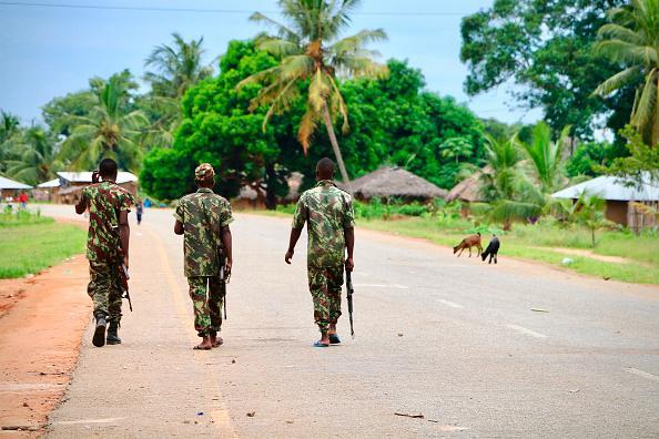 Soldados do exército moçambicano patrulham as ruas de Mocimboa da Praia em Março de 2018.