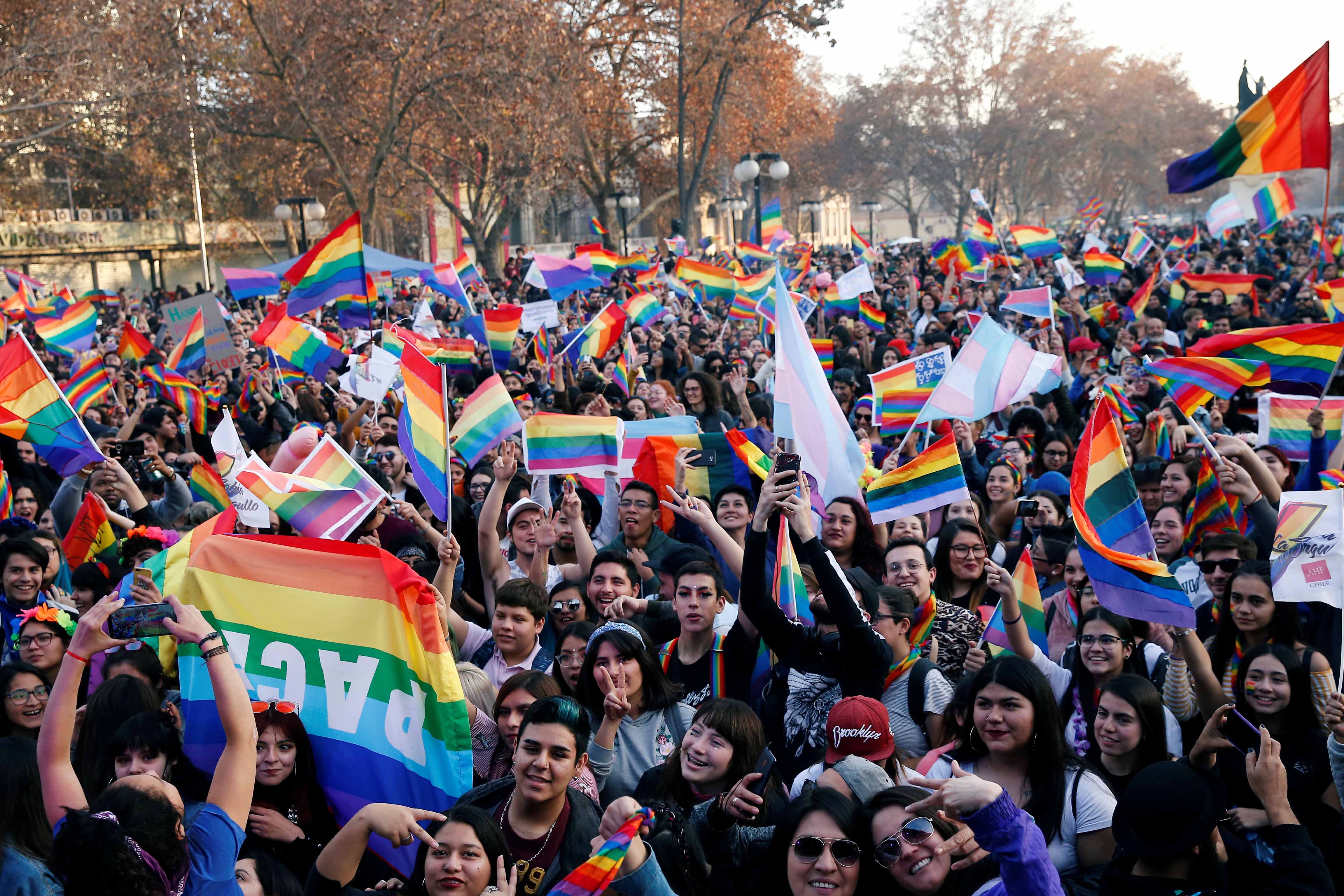 Personas participan en la celebración anual de la "Marcha del Orgullo" en apoyo a la comunidad LGBT, en Santiago, Chile, el 22 de junio de 2019.