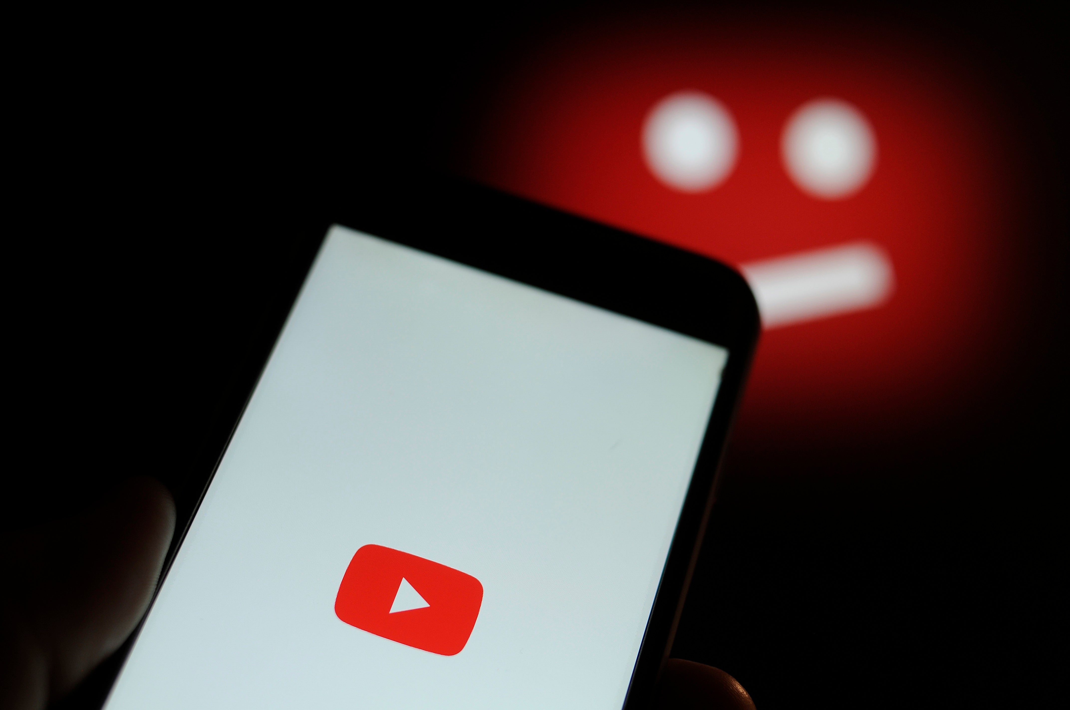 La plateforme de vidéos You Tube, contrôlée par Google, a mis en place une « technologie de pointe d’apprentissage automatique » afin d’identifier tout contenu pouvant être perçu comme « violent ou explicite », « haineux et injurieux », « incitation à la violence et à l’extrémisme violent » ou « spam, message trompeur ou fraude », afin de retirer automatiquement de tels contenus. 