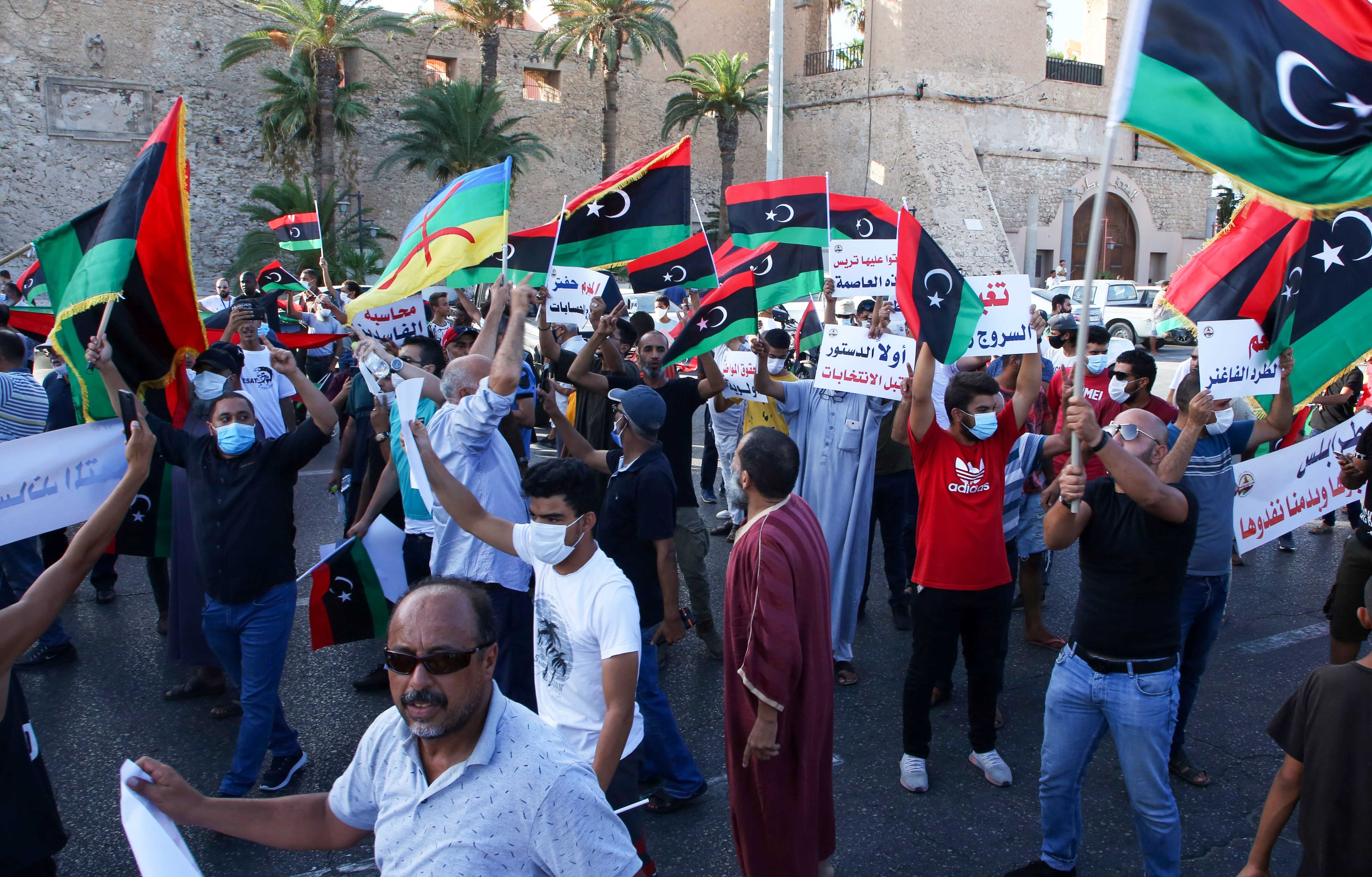 متظاهرون يرددون شعارات خلال مظاهرات ضد الفساد في ساحة الشهداء في العاصمة الليبية طرابلس في 25 أغسطس/آب 2020. 