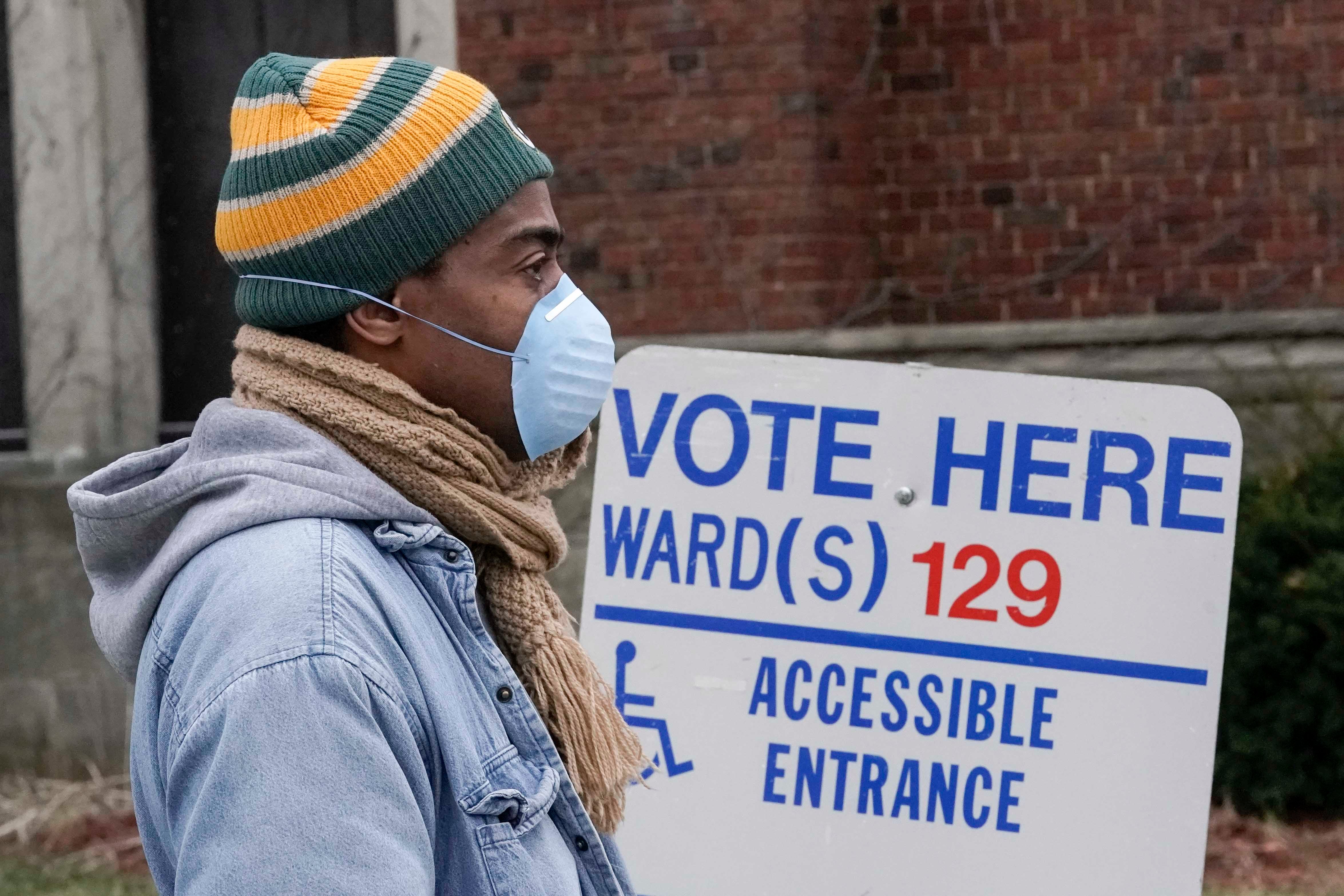 Ein Wähler mit Maske, um sich gegen das Coronavirus zu schützen – bei den Vorwahlen in Wisconsin am 7. April 2020 in der Riverside High School, Milwaukee.