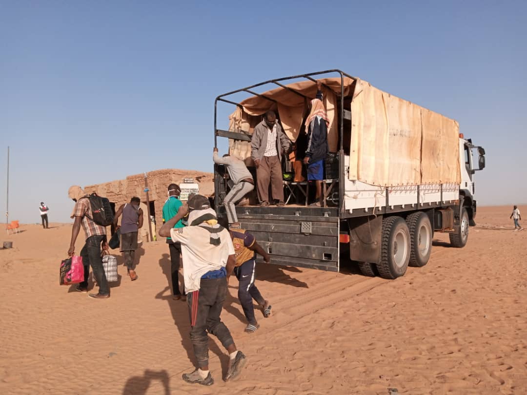Des migrants originaires de plusieurs pays, faisant partie d'un groupe de 270 personnes en provenance d'Algérie, photographiés lors de leur arrivée à Assamaka, au Niger, le 30 septembre 2020. © 2020 OIM Niger