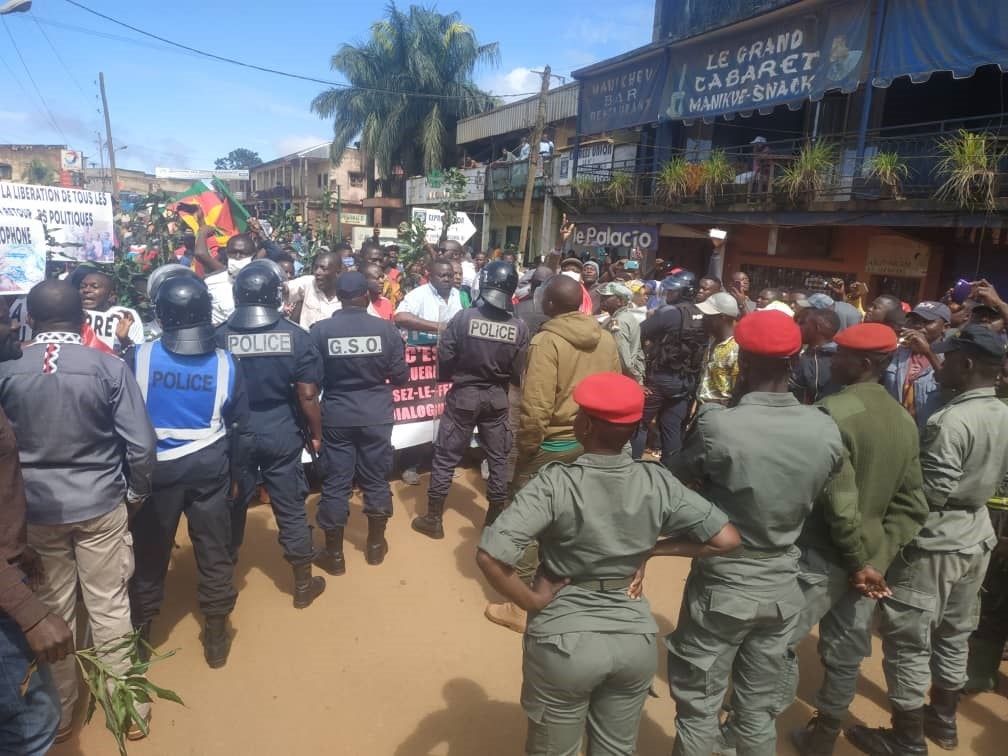 Des manifestants sont stoppés par des gendarmes et des policiers à Bafang, dans l’ouest du Cameroun, le 22 septembre 2020.