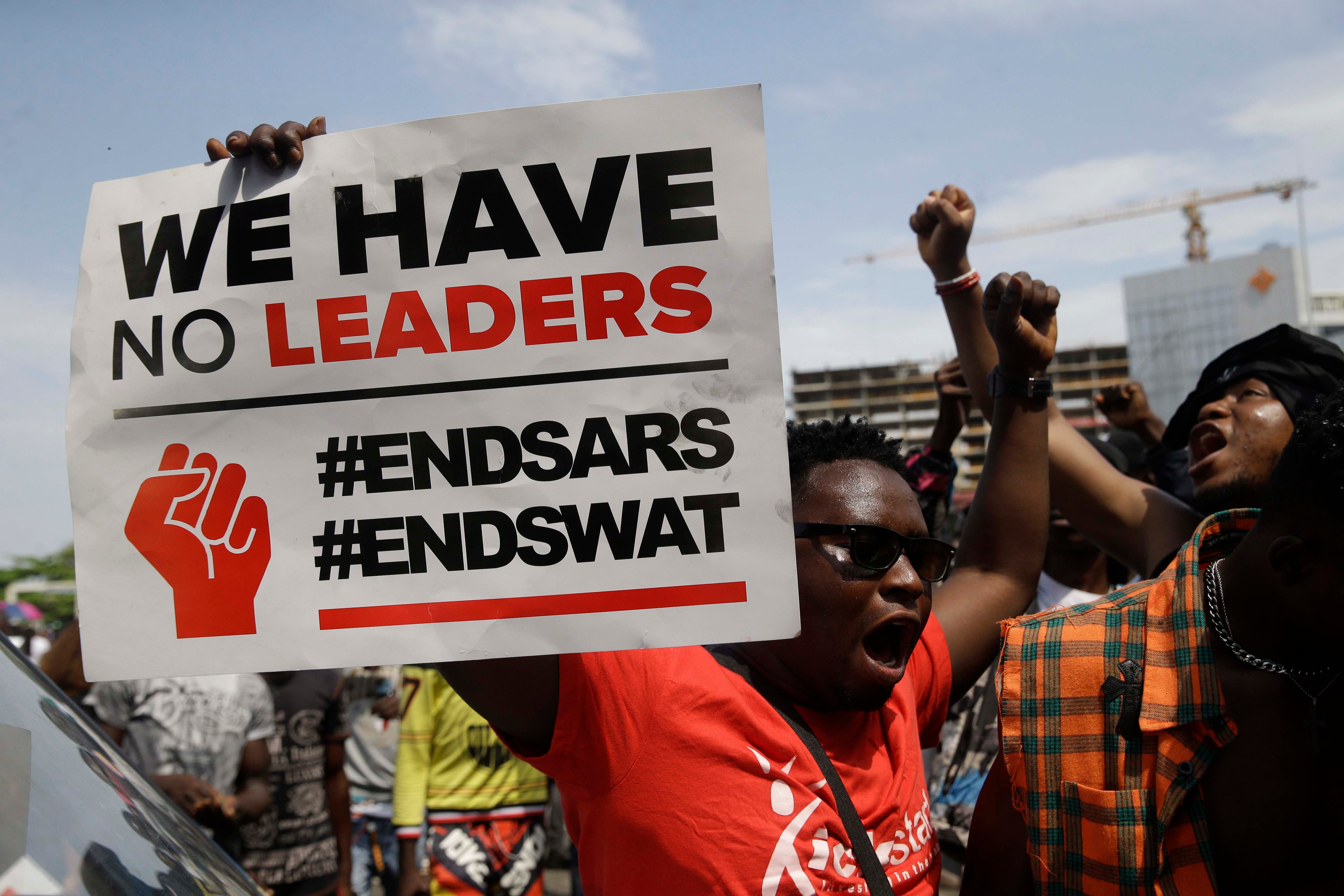 Cet homme participait à une manifestation contre les violences policières à Lagos, au Nigeria, le 15 octobre 2020. 