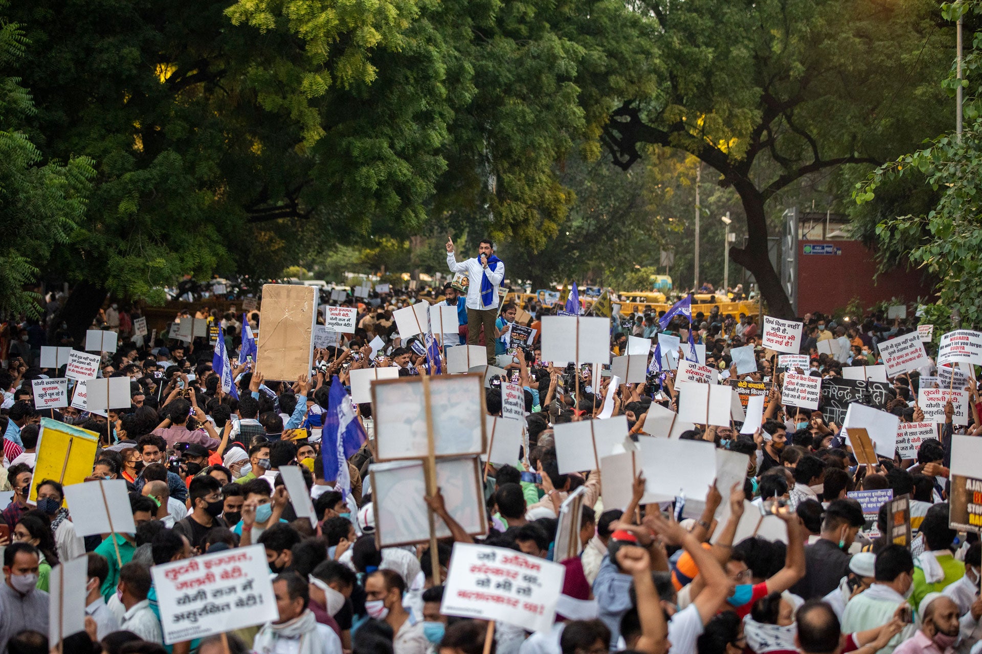 उत्तर प्रदेश में दलित महिला के सामूहिक बलात्कार और हत्या के विरोध में नई दिल्ली में हुए प्रदर्शन में बोलते दलित अधिकारों की वकालत करने वाली पार्टी, भीम आर्मी के नेता चंद्रशेखर आज़ाद, भारत, 2 अक्टूबर, 2020.