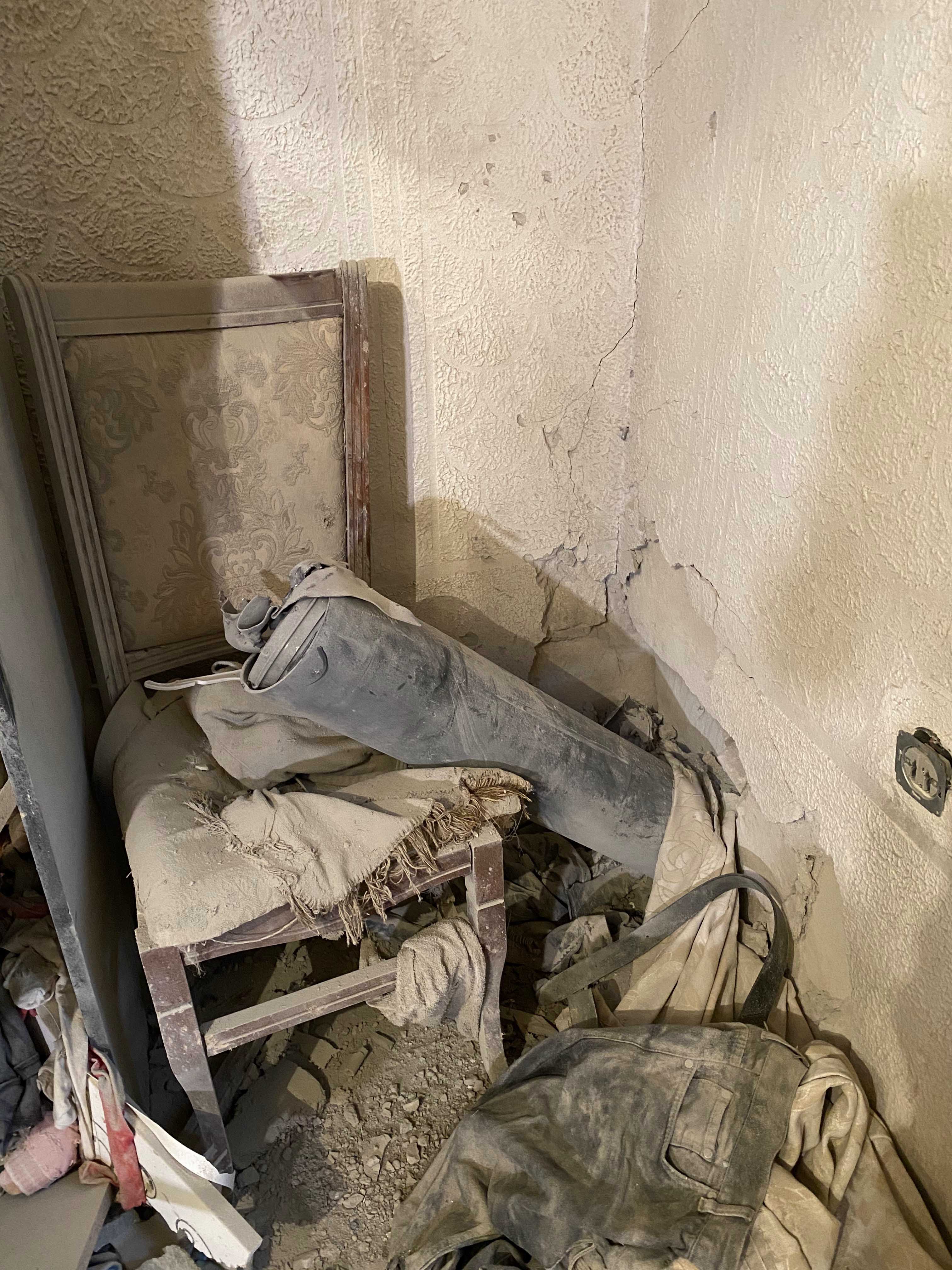 Фрагмент реактивного снаряда РСЗО LAR-160 в стене жилого дома в Гадруте 