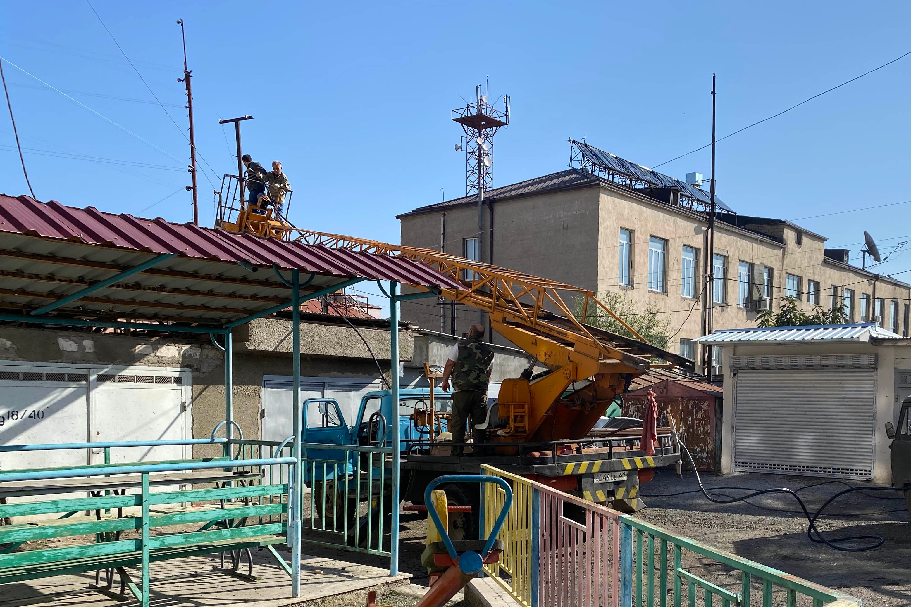Ремонт поврежденных электросетей в жилой застройке в районе здания Карабах Телекома в Степанакерте 