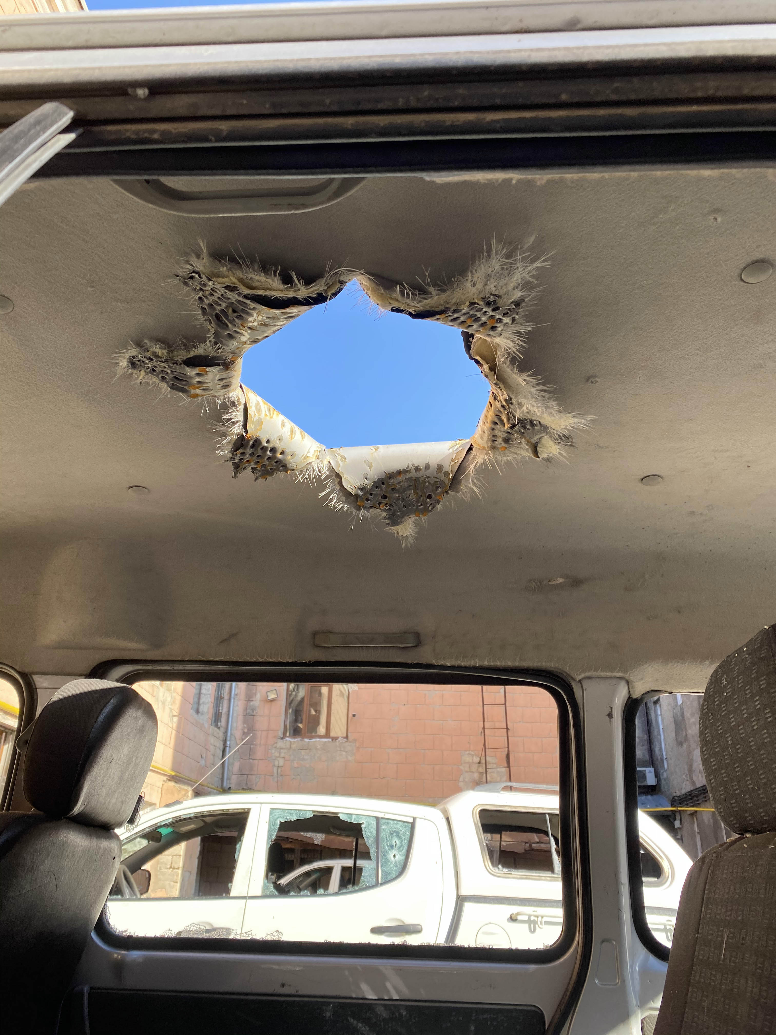 Последствия попадания суббоеприпаса М095 по автомашине в районе здания Карабах Телекома в Степанакерте (характерное воздействие ударного ядра).