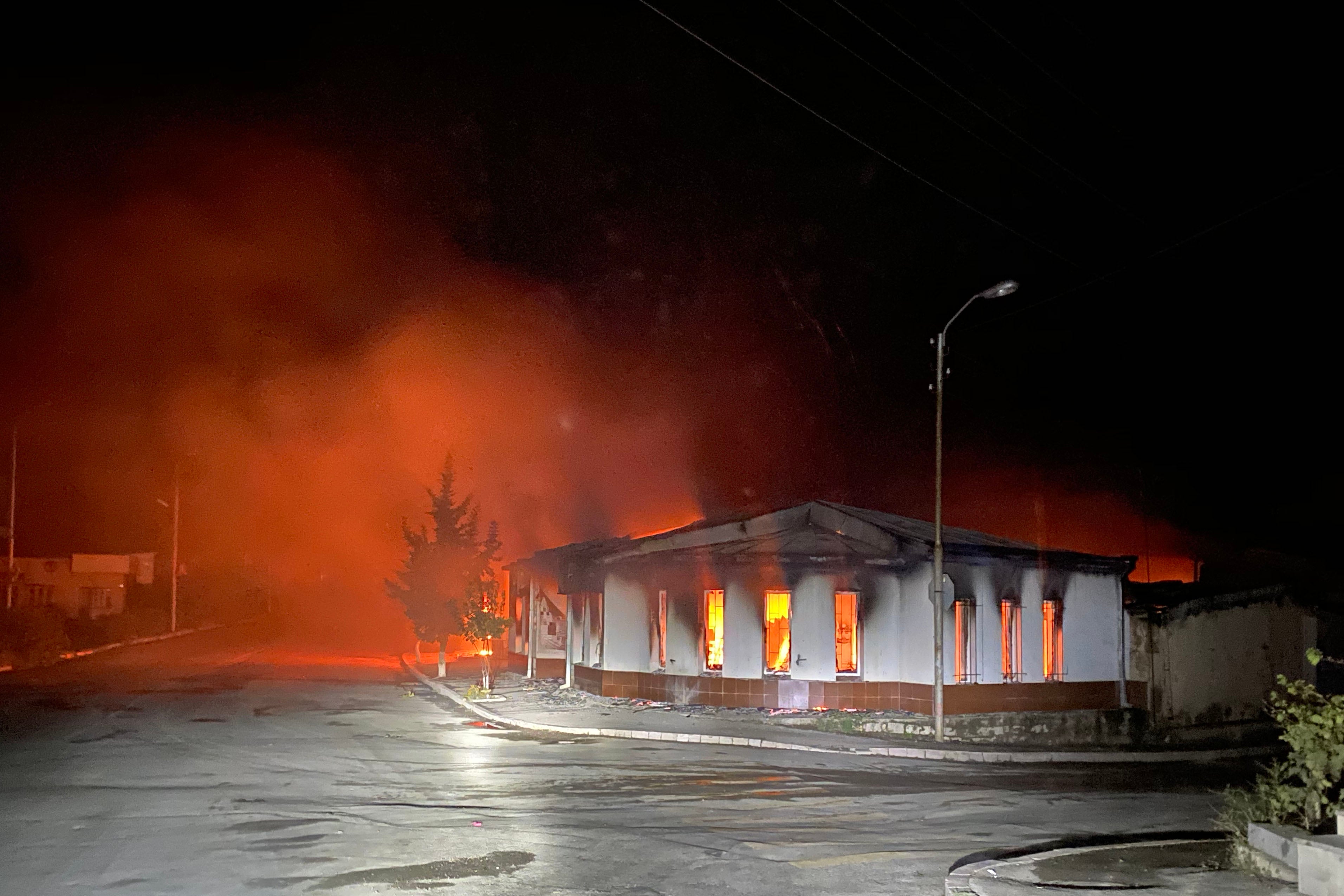 Un magasin brûle à Stepanakert (Haut-Karabakh) dans la nuit du 3 octobre 2020, peu après un bombardement mené contre un quartier résidentiel de cette ville. 