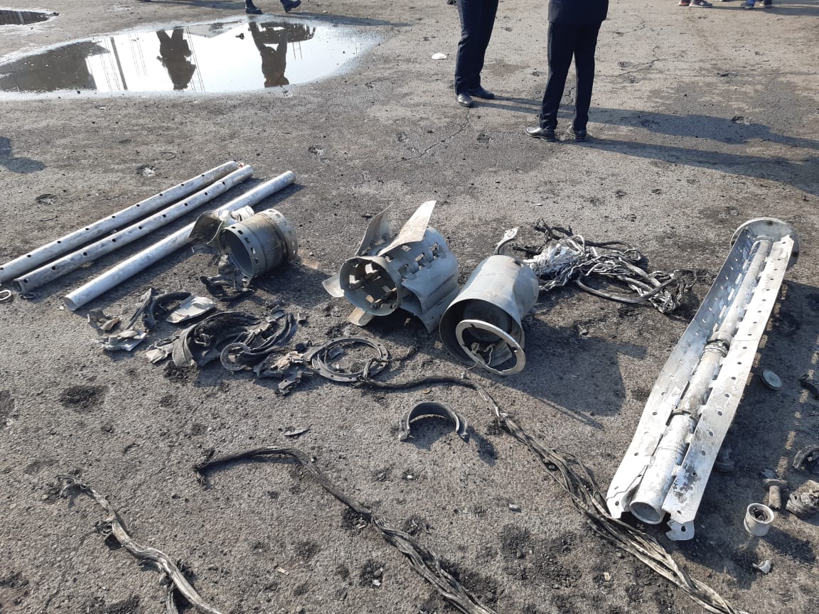 Fragments d’une roquette à sous-munitions Smerch utilisée lors d'une attaque contre Barda, en Azerbaïdjan, le 28 octobre 2020. Le tube principal de l’ogive est visible à droite. Les trois tubes à gauche contenaient les sous-munitions 9N235.
