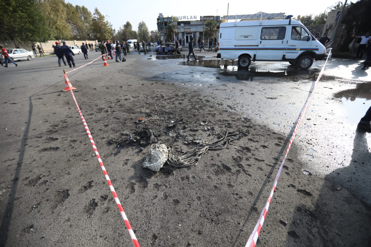 Dans une rue de Barda, en Azerbaïdjan, en octobre 2020, on pouvait voir les impacts de la détonation d’une roquette à sous-munitions Smerch, ainsi que le petit parachute rattaché à l’ogive à fragmentation, afin de ralentir sa descente vers le sol.