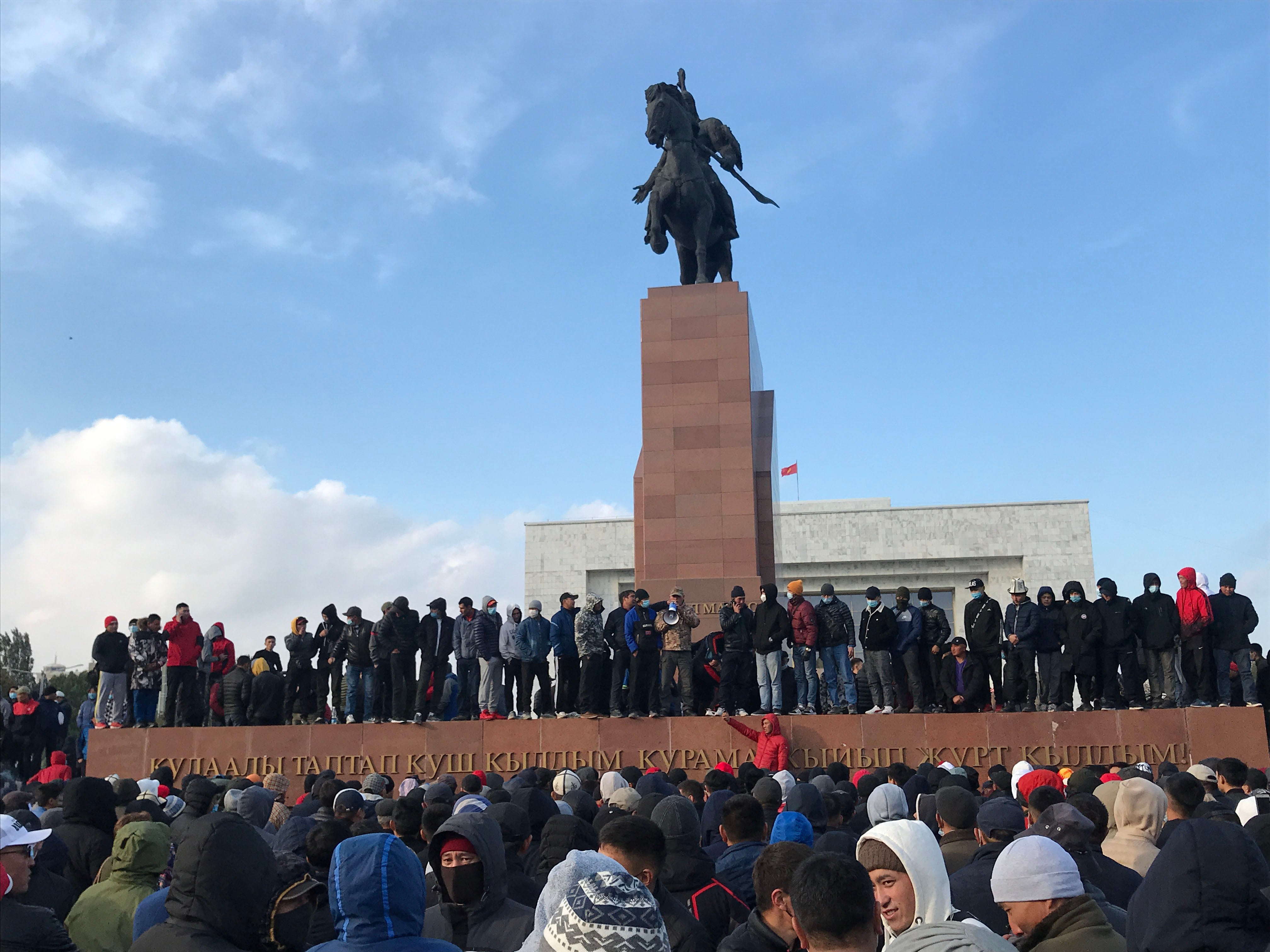 Протестующие на площади Ала-Тоо в Бишкеке, Кыргызстан, 6 октября 2020 года, через два дня после парламентских выборов.