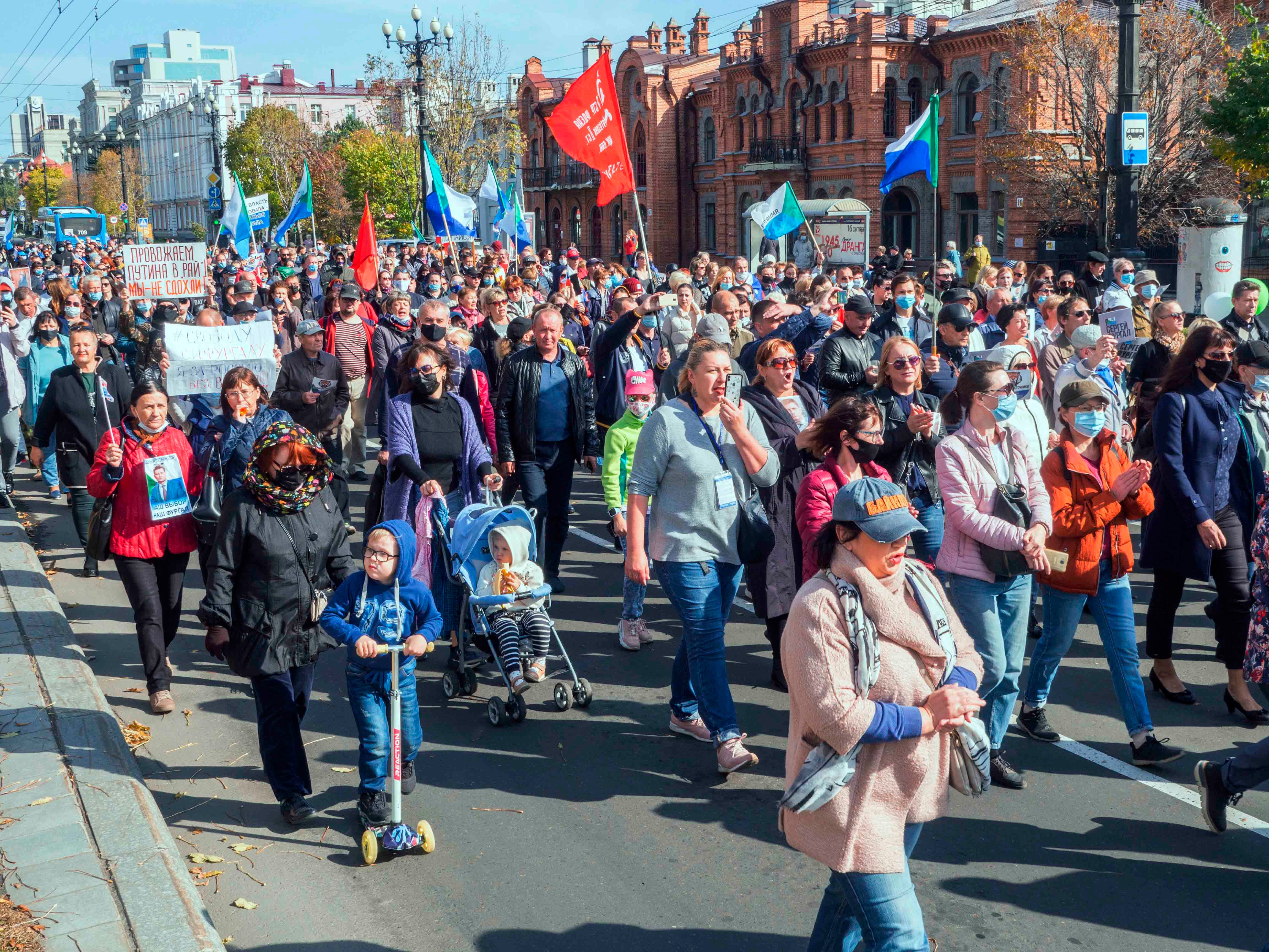 Протестующие в поддержку бывшего губернатора области Сергея Фургала, Хабаровск, 10 октября 2020 года. Полиция задержала несколько десятков участников впервые с начала акций протеста три месяца назад.
