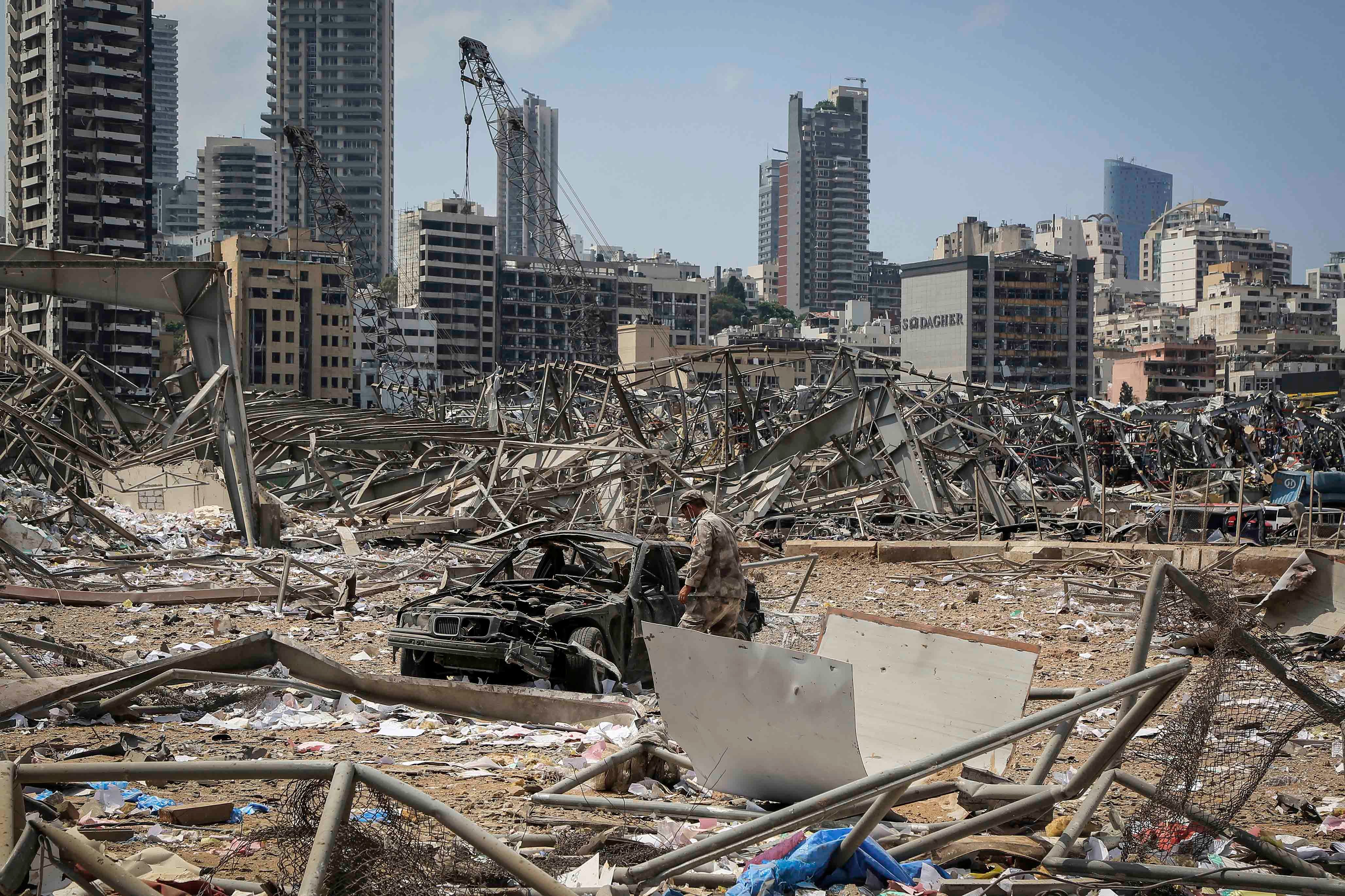 مخلفات انفجار مرفأ بيروت الذي دمر المدينة وقتل أكثر من 200 شخصا وجرح أكثر من 6 آلاف، وترك 300 ألف شخص بلا مأوى. 