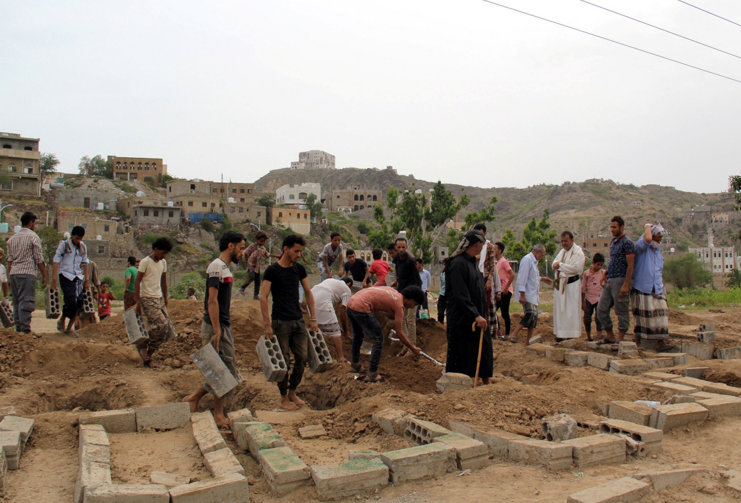 دفن ضحايا فيروس "كورونا" في تعز، اليمن في 24 يونيو/حزيران 2020. 