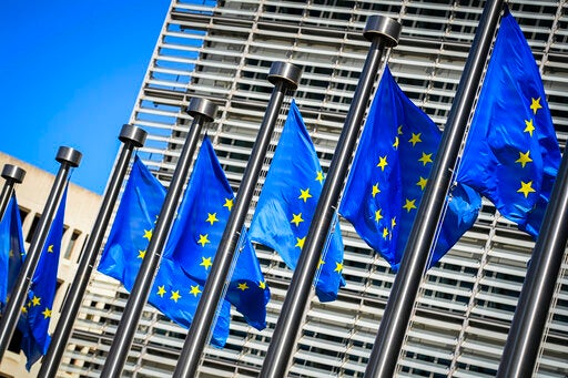 Flaggen der Europäischen Union flattern vor dem Hauptsitz der EU Kommission in Brüssel, Belgien, 5. August 2020.  