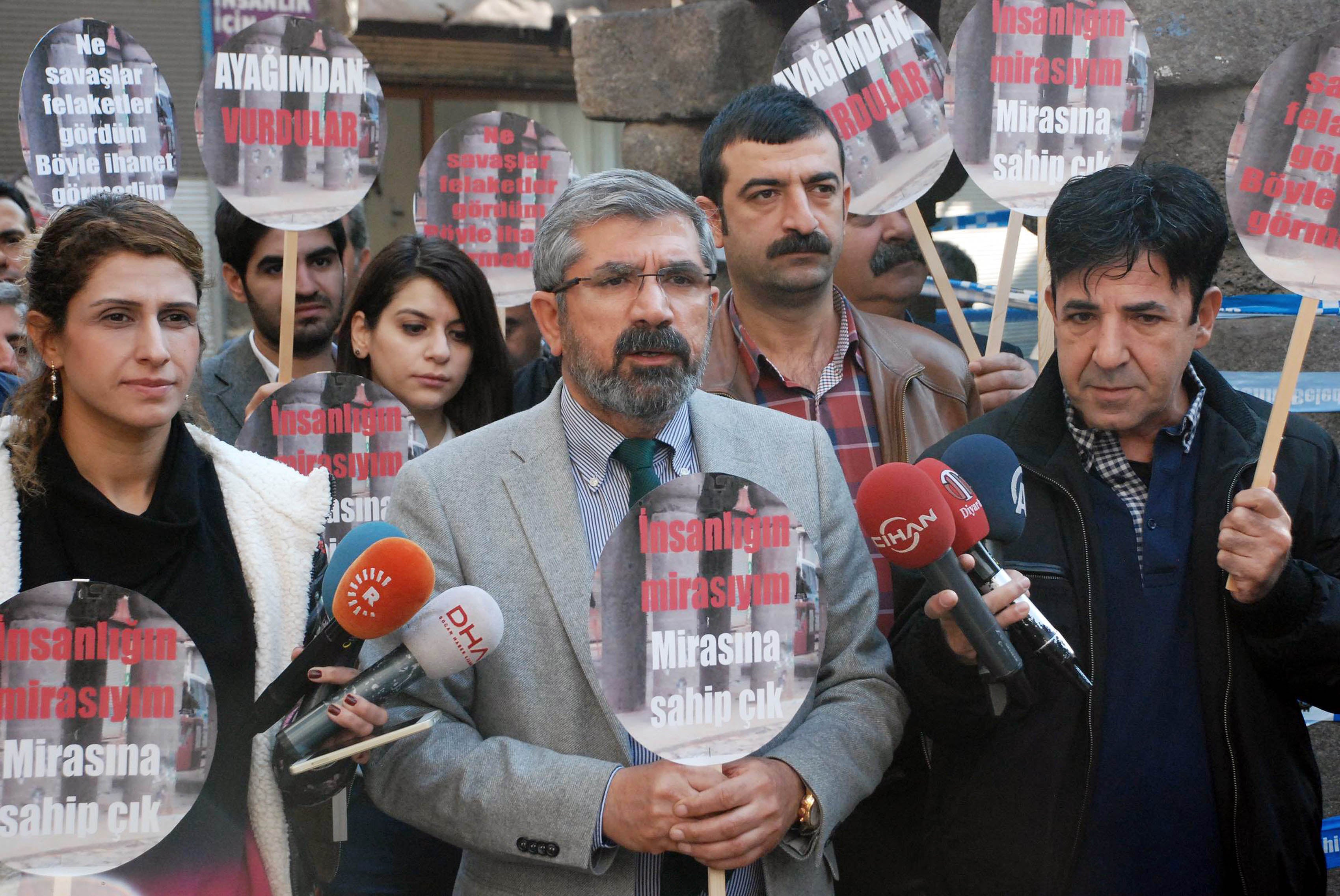 Diyarbakır Barosu Başkanı ve insan hakları avukatı Tahir Elçi, Diyarbakır'da vurularak öldürülmeden kısa bir süre önce medyaya konuşuyor. 28 Kasım 2015.