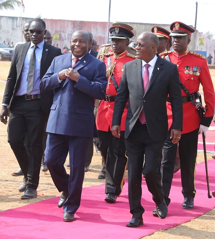 Le président burundais Évariste Ndayishimiye (à gauche) et le président tanzanien John Magufuli se rencontrent à Kigoma, dans le nord-ouest de la Tanzanie, le 19 septembre 2020.