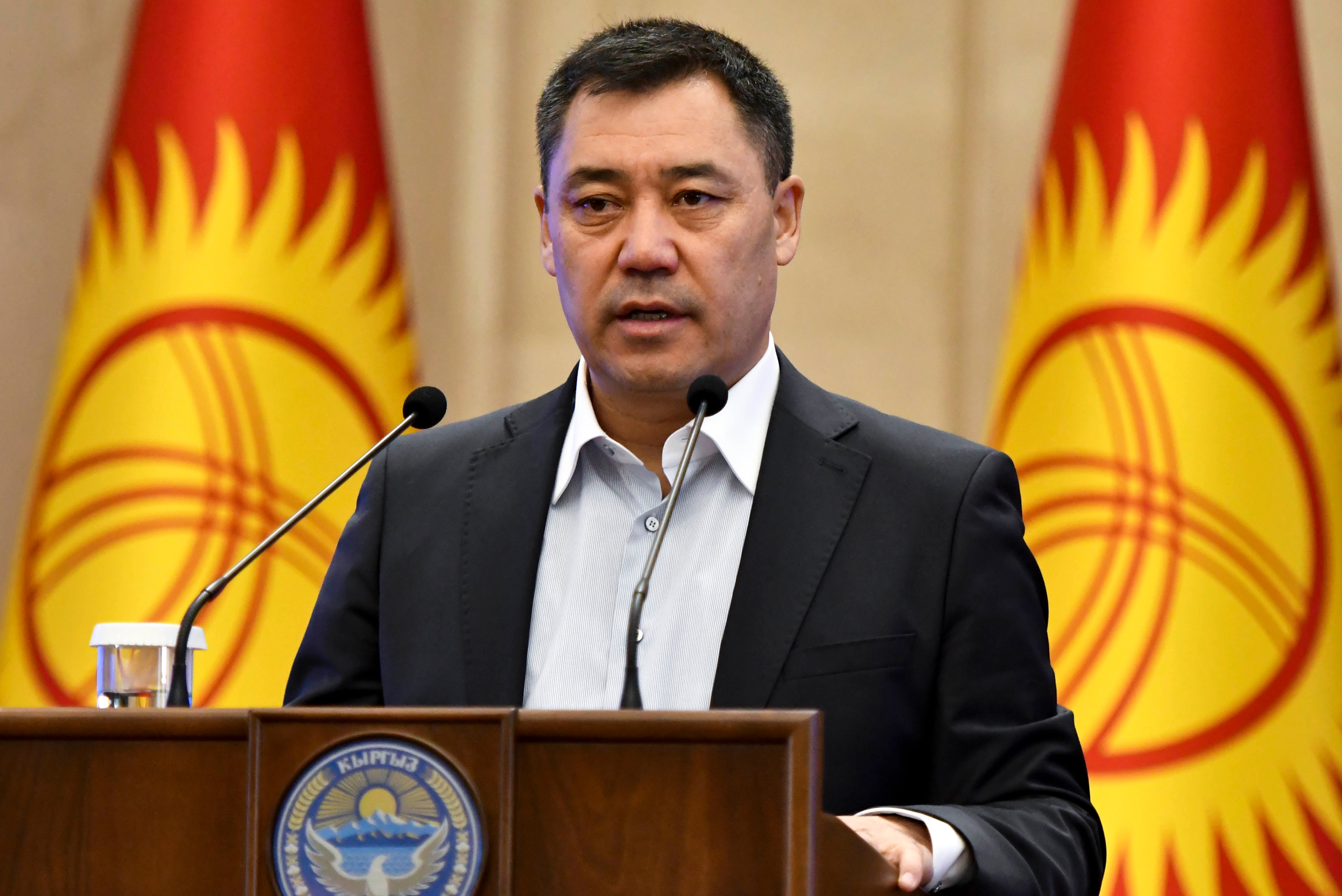 Премьер-министр Кыргызстана Садыр Жапаров выступает с речью на официальной церемонии передачи власти в парламенте Кыргызстана. Бишкек, Кыргызстан. 16 октября 2020 г.