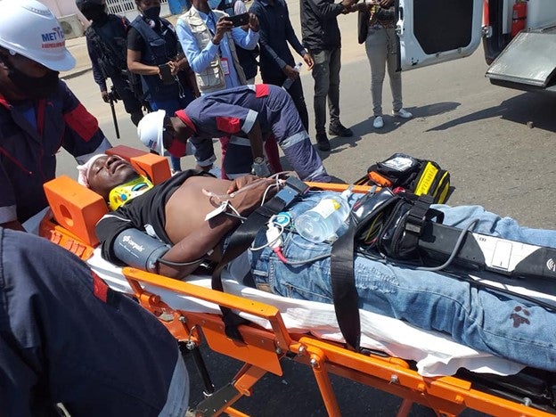 L’activiste angolais Nito Alves, allongé sur une civière après avoir été sévèrement battu par des hommes suspectés d’être des policiers en tenue civile, lors d'une manifestation pacifique anti-gouvernementale à Luanda, le 11 novembre 2020.