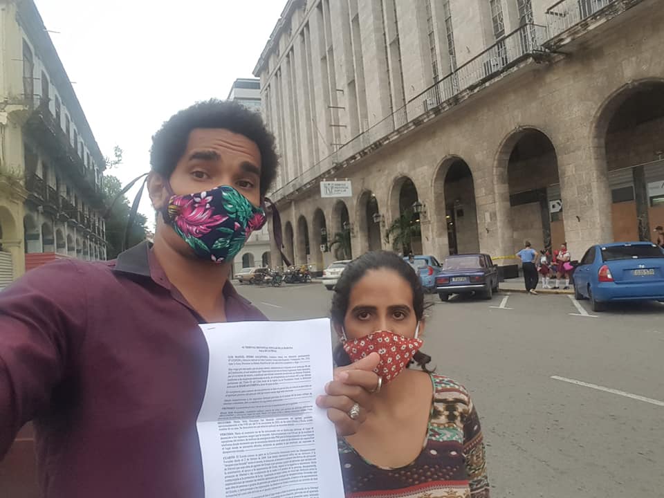 Artists Luis Manuel Otero Alcántara and Anamelys Ramos present a habeas corpus regarding detained musician Denis Solís, in Havana, on November 10, 2020. Otero Alcántara and Ramos were arrested on November 26.