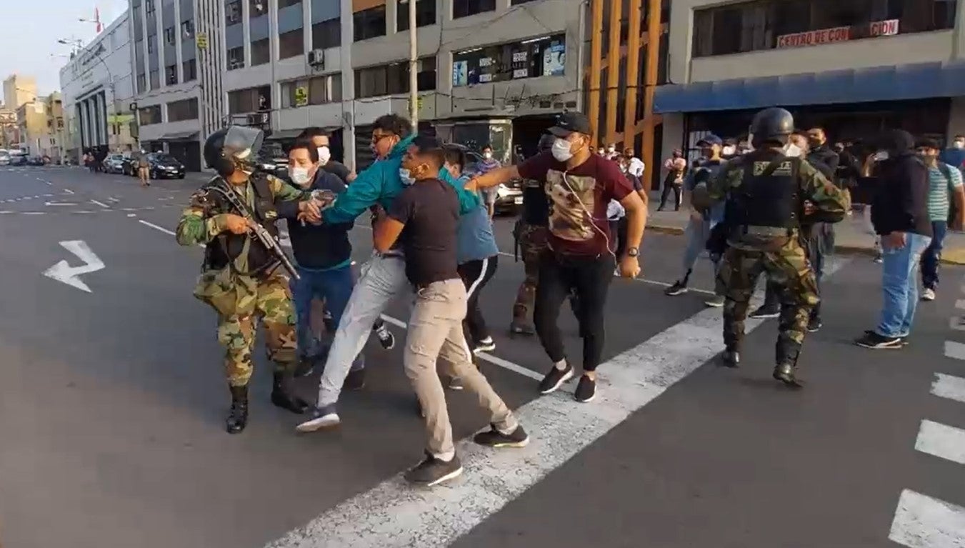 The deputy ombudsperson for human rights said he witnessed the detention of a protester by plain-clothes police in downtown Lima on November 11. The image is from a video of that detention recorded by members of the Ombudsperson´s Office.