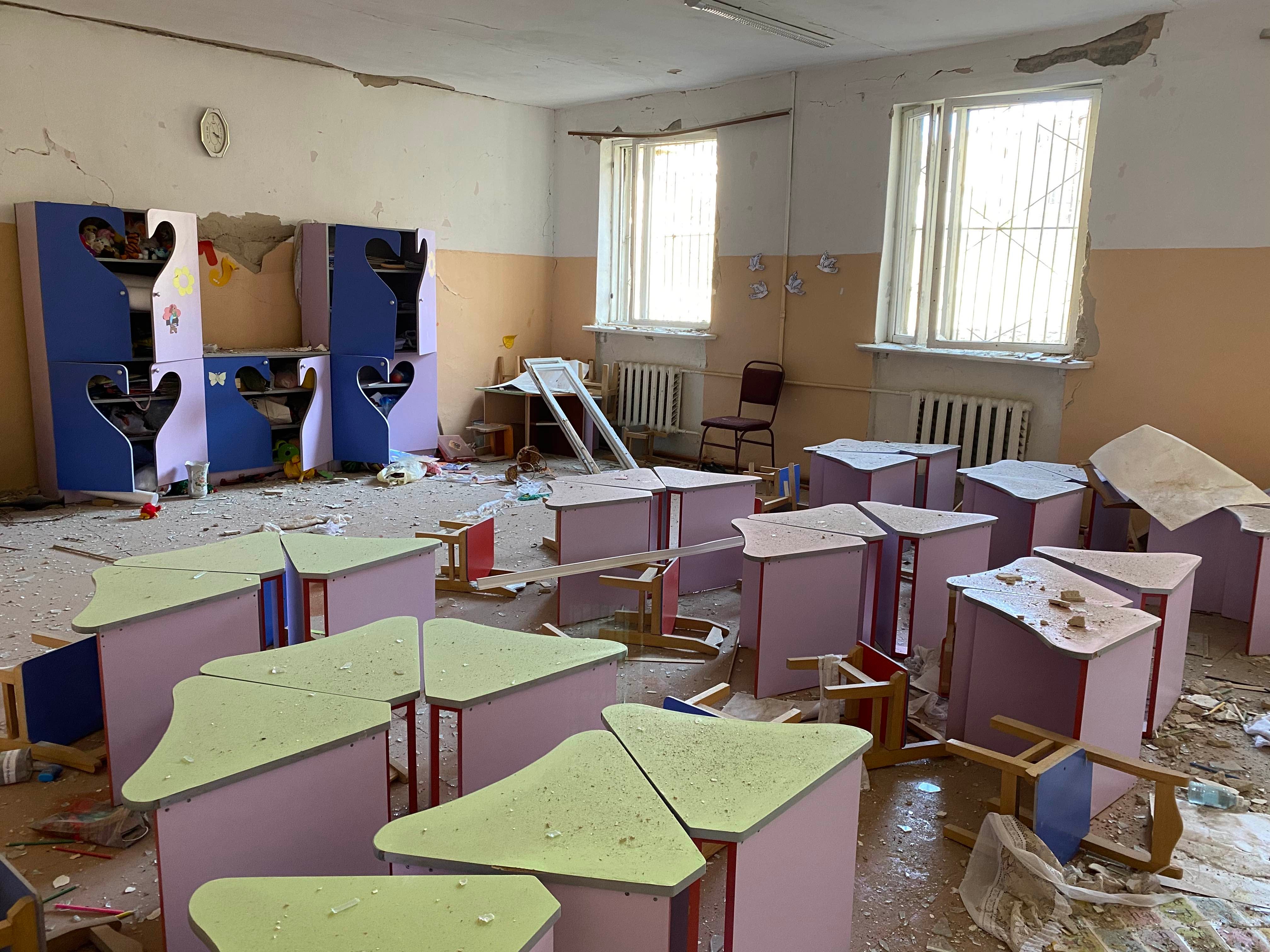 Класс в школе № 10 в Степанакерте, пострадавший от использования Азербайджаном осколочно-фугасных боеприпасов с большой площадью поражения. 