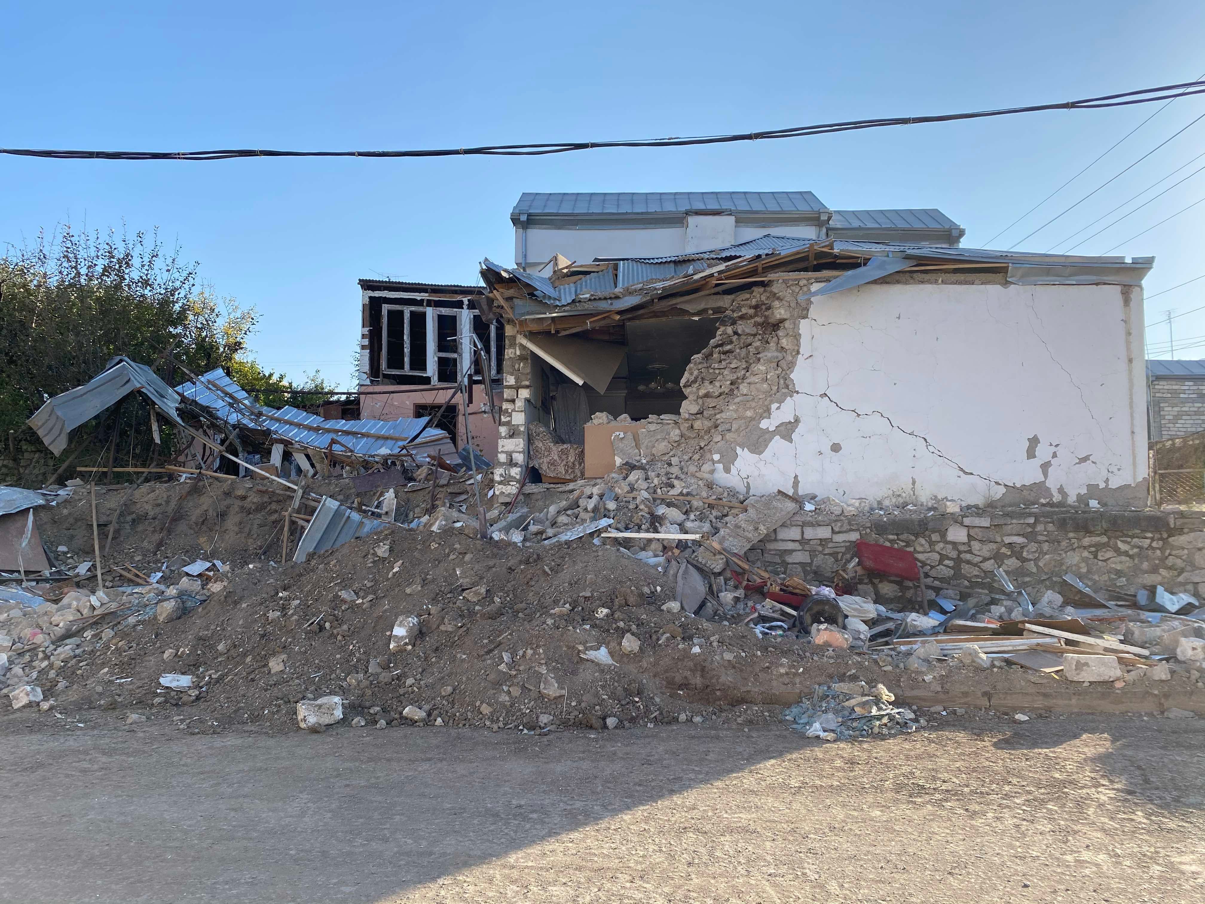 Разрушения жилых домов в Степанакерте в результате азербайджанского удара. 