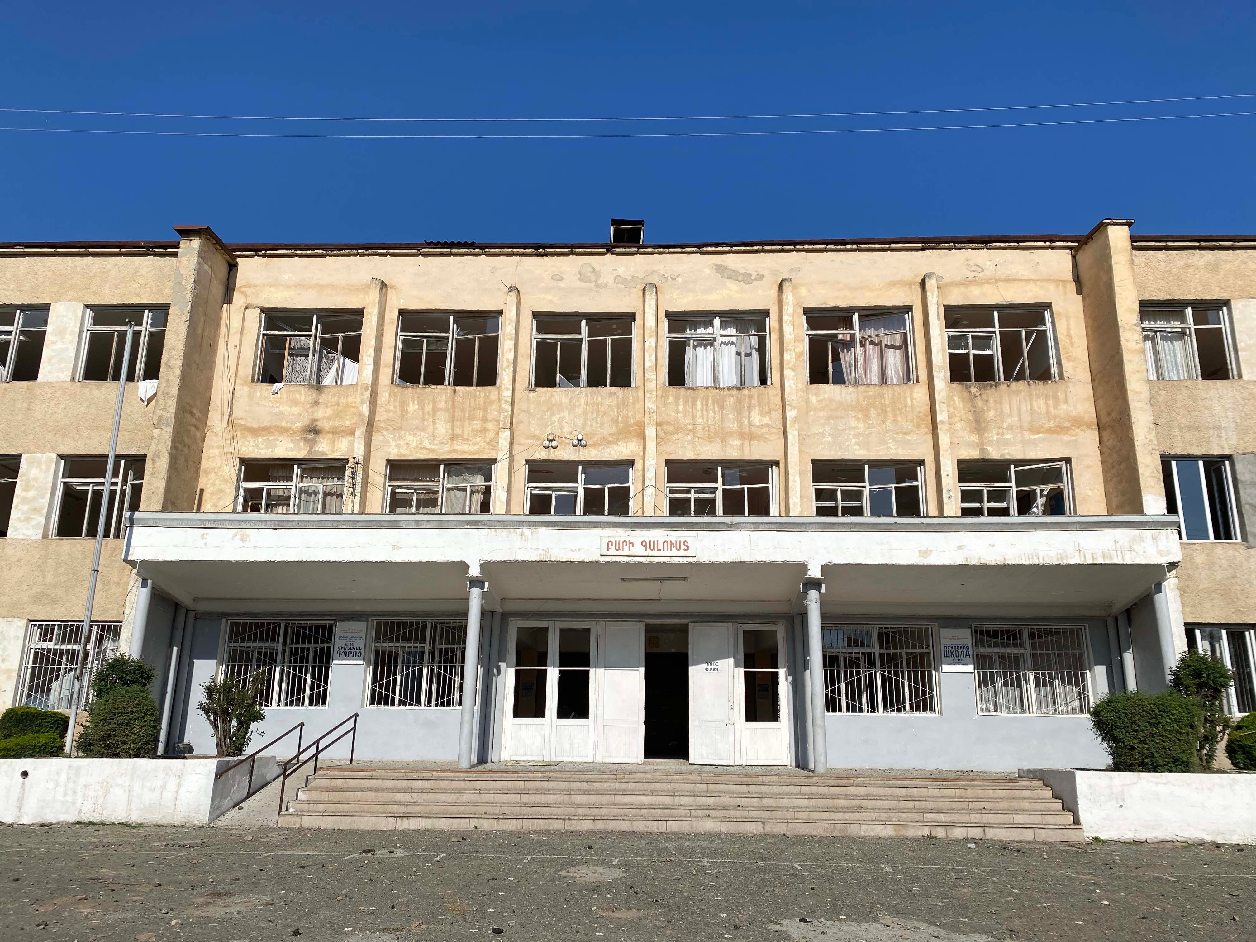 Школа № 10 в Степанакерте через дорогу от подстанции «Арцаэнерго» серьезно пострадала от азербайджанских ударов по подстанции. 