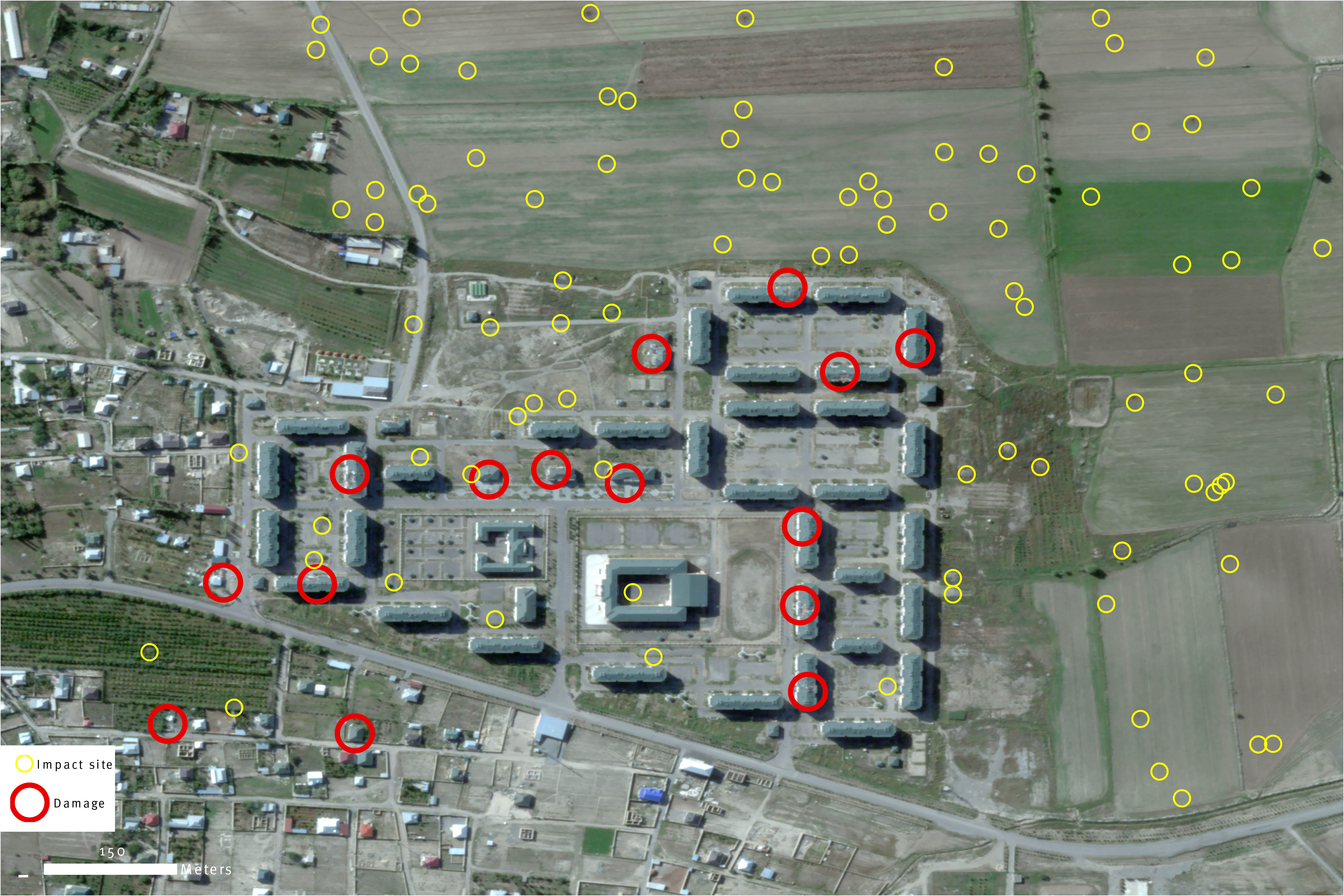 Cette image satellite enregistrée le 3 octobre 2020 montre l’impact de tirs d’artillerie dans la zone résidentielle de Shyraharkh (banlieue de Tartar), dans l'ouest de l'Azerbaïdjan, suite à une attaque menée par les forces arméniennes. Les cercle jaunes montrent les sites d’impact dans des champs, et les cercles rouges montrent des immeubles gravement endommagés.