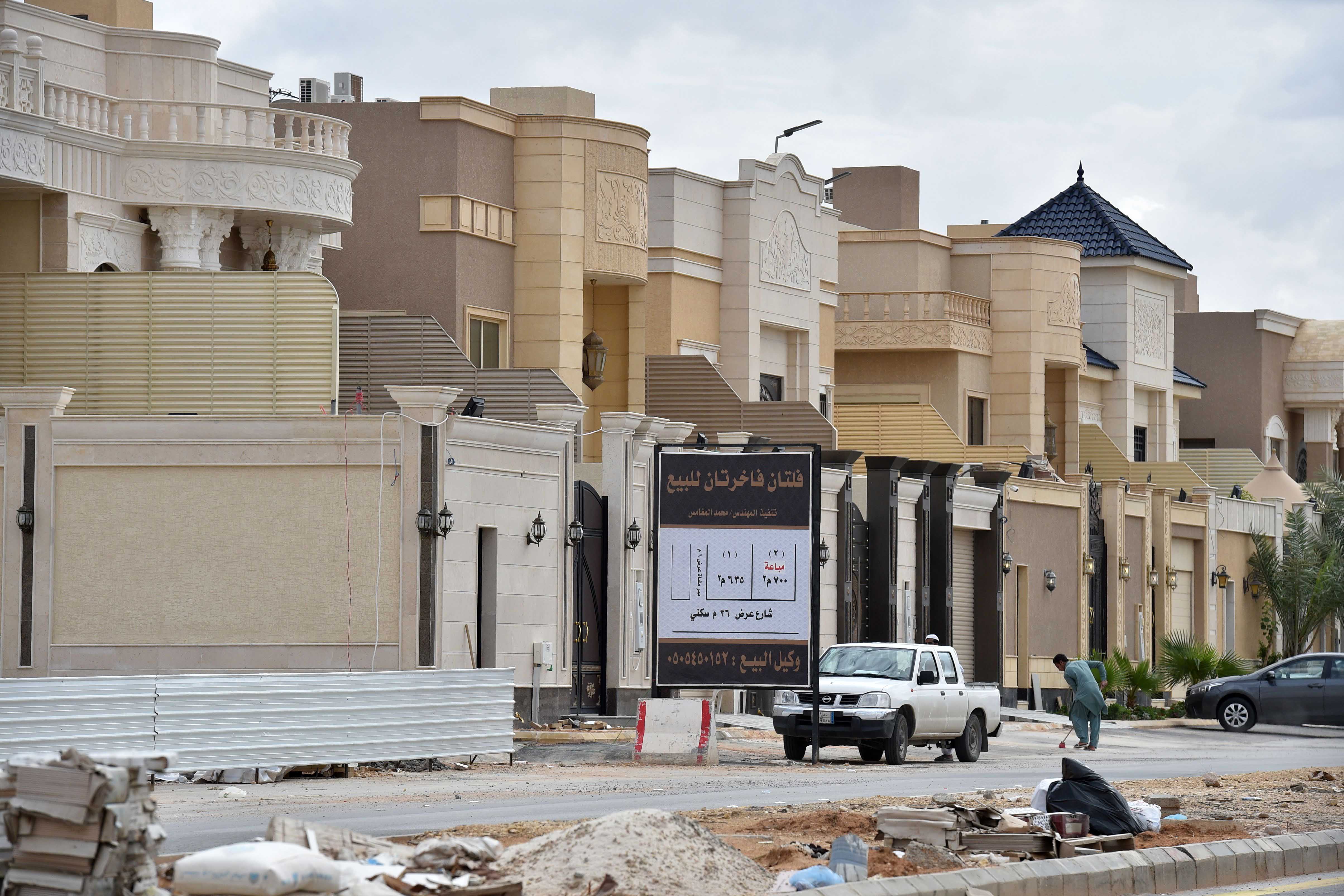 عمال وافدون يعملون في بناء منازل فخمة جديدة في العاصمة السعودية الرياض، أبريل/نيسان 2019.