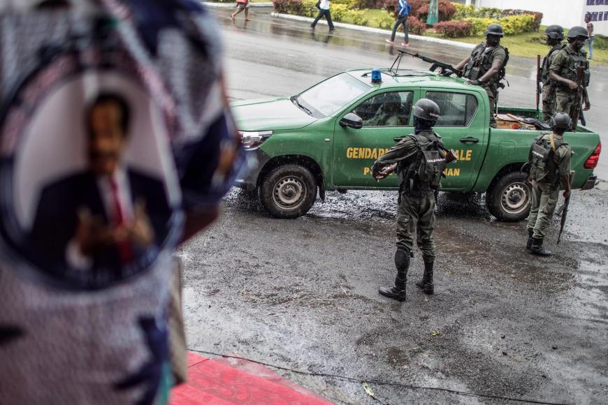 Une patrouille de gendarmes camerounais déployée lors d'un rassemblement politique sur la place Omar Bongo, à Buea, capitale de la région du Sud-Ouest au Cameroun, le 3 octobre 2018.