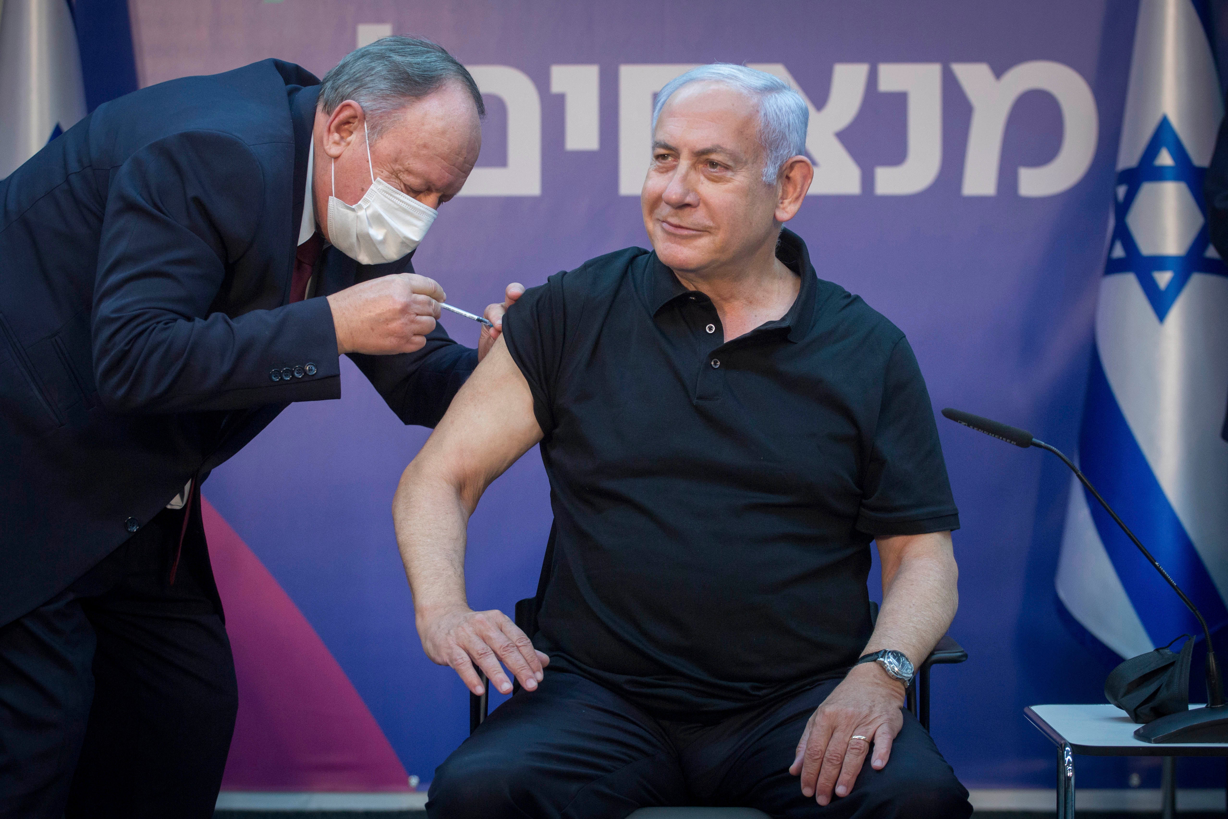 رئيس الوزراء الإسرائيلي بنيامين نتنياهو يتلقى الجرعة الثانية من لقاح فيروس كورونا في رامات غان، إسرائيل، في 9 يناير/كانون الثاني 2021.