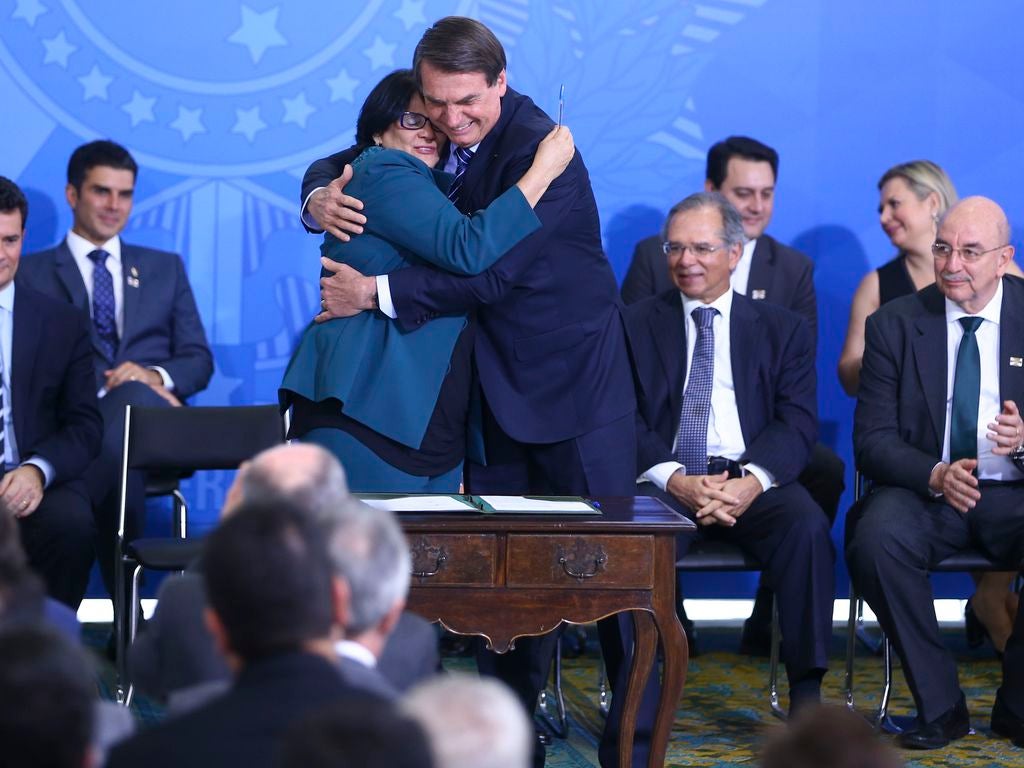 O presidente Jair Bolsonaro abraça a Ministra da Mulher, Família e Direitos Humanos, Damares Alves, durante cerimônia no dia 29 de agosto de 2019, em Brasília, Brasil.