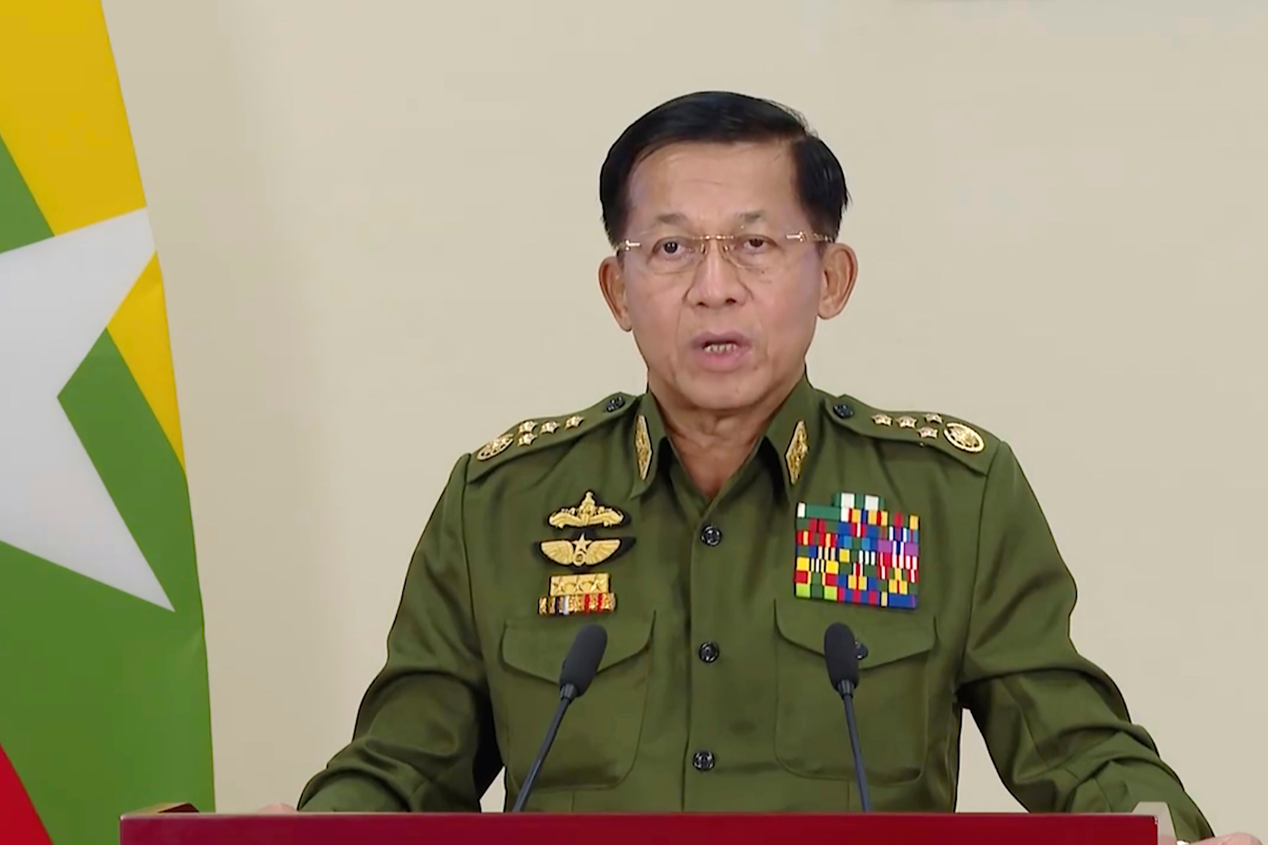 Le général Min Aung Hlaing, président du Conseil administratif de l'État au Myanmar, prononce un discours télévisé dans la capitale, Naypyitaw, le 11 février 2021, dix jours après le coup d’État ayant renversé le gouvernement civil.