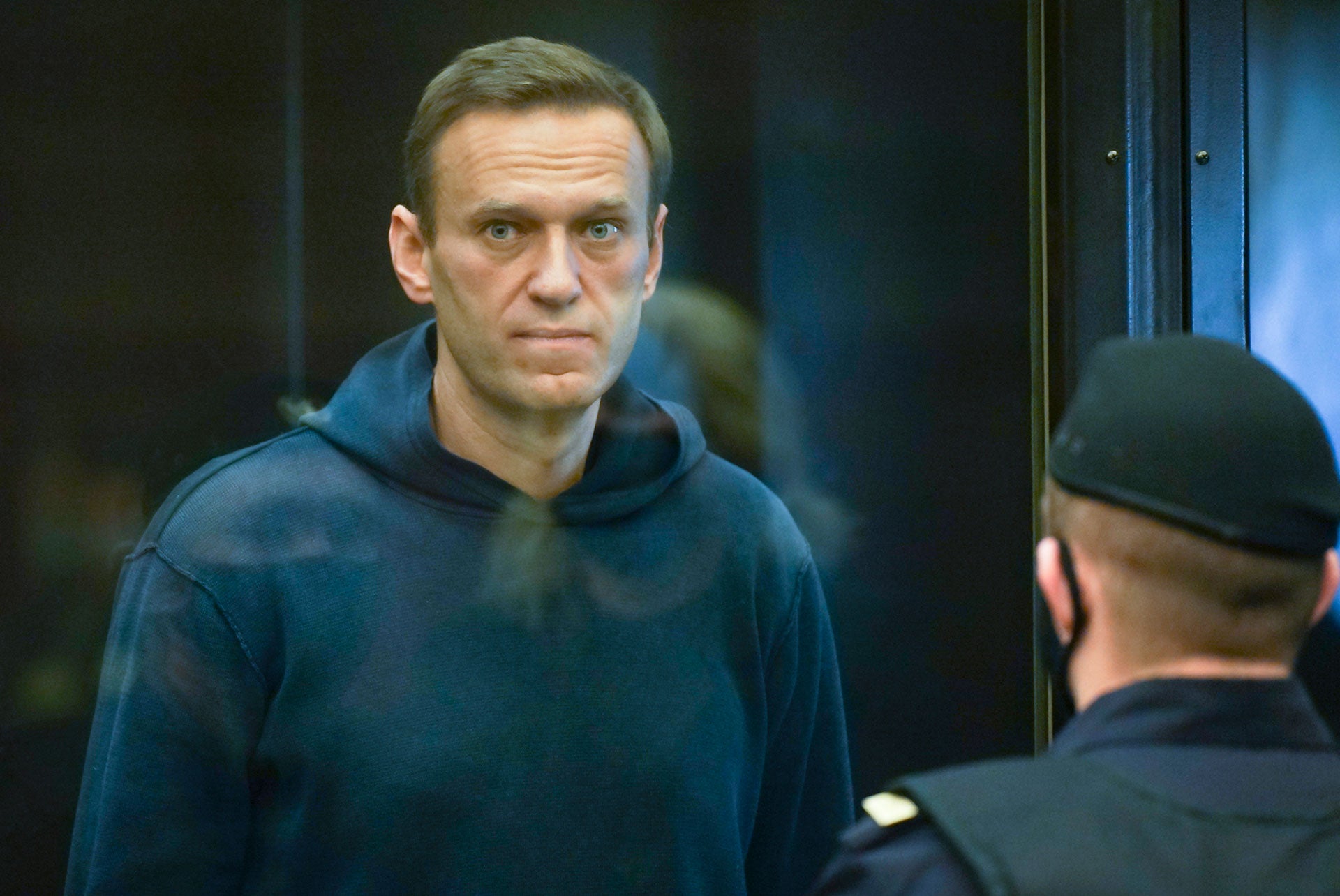 L’opposant russe Alexeï Navalny photographié au Tribunal municipal de Moscou le 2 février 2021, lors de son procès à l’issue duquel il a été condamné à 3 ans et demi de prison (soit une peine effective de deux ans et huit mois).