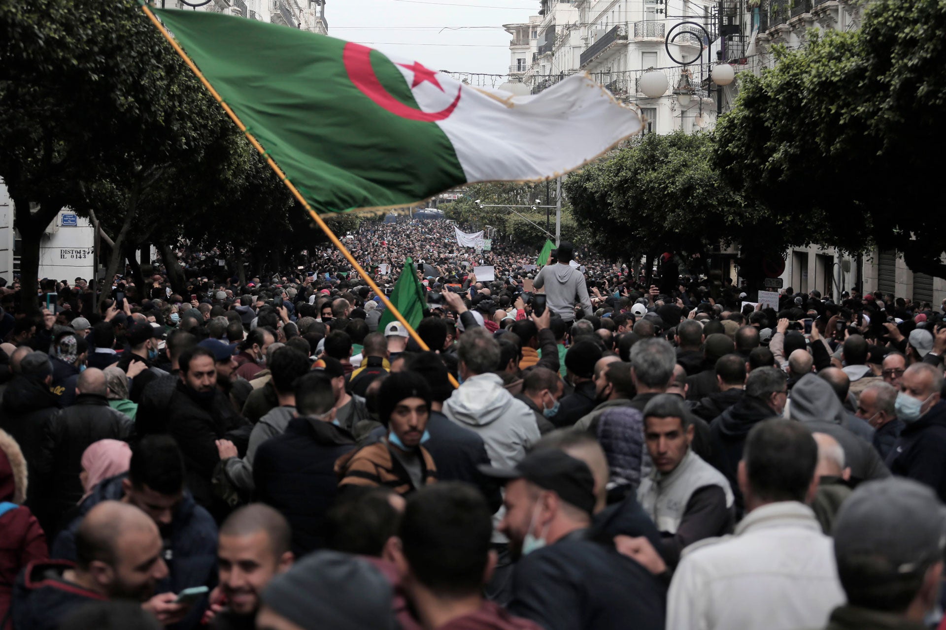 جزائريون يتظاهرون في الجزائر العاصمة لإحياء الذكرى السنوية الثانية للحراك، 22 فبراير/شباط 2021. 