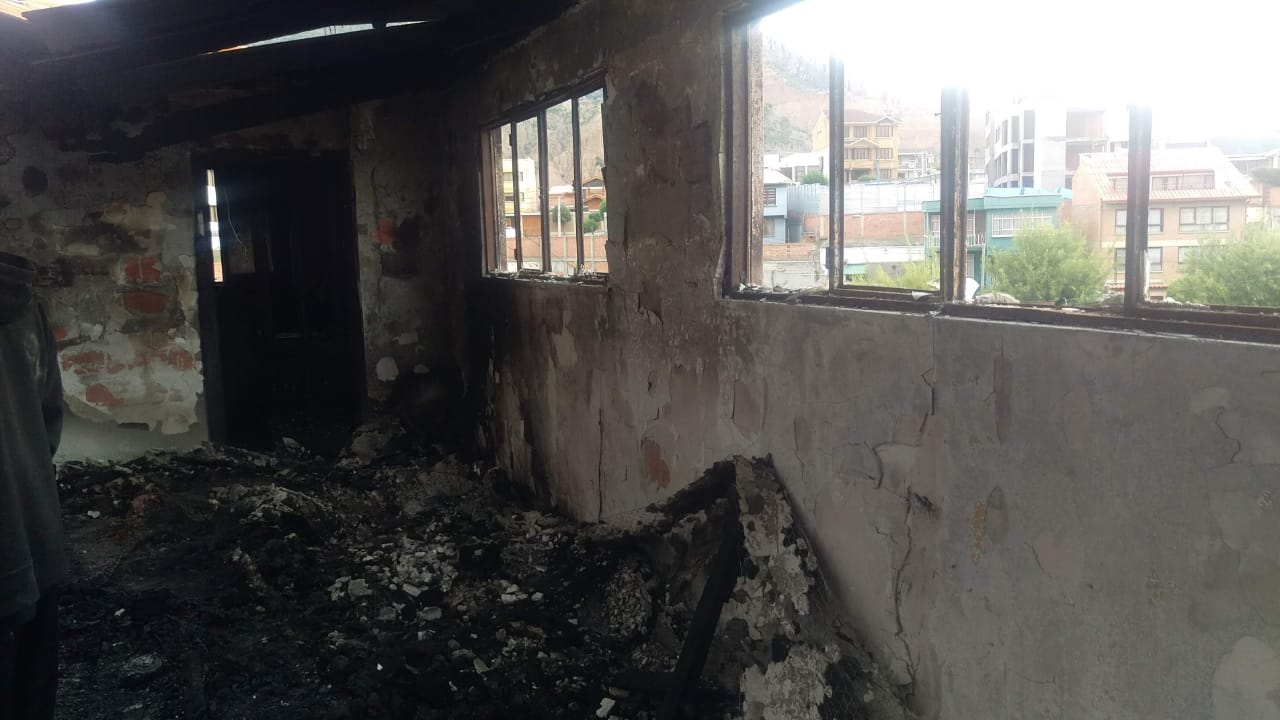 La casa del defensor de derechos humanos Waldo Albarracín fue incendiada el 10 de noviembre de 2019, presuntamente por partidarios del MAS.