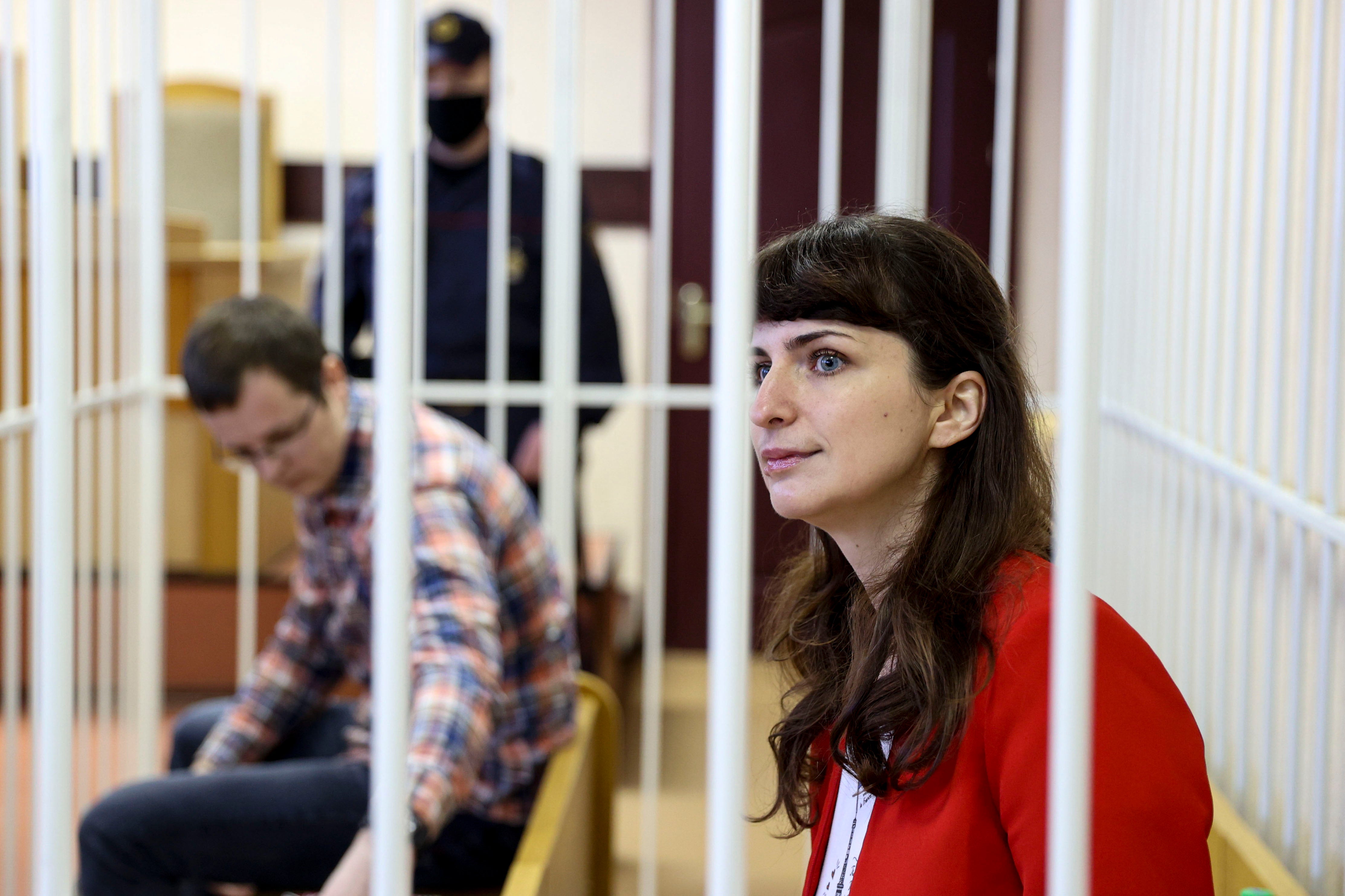Журналистка Катерина Борисевич (справа) и доктор Артём Сорокин на судебном заседании в Минске 19 февраля 2021 года.