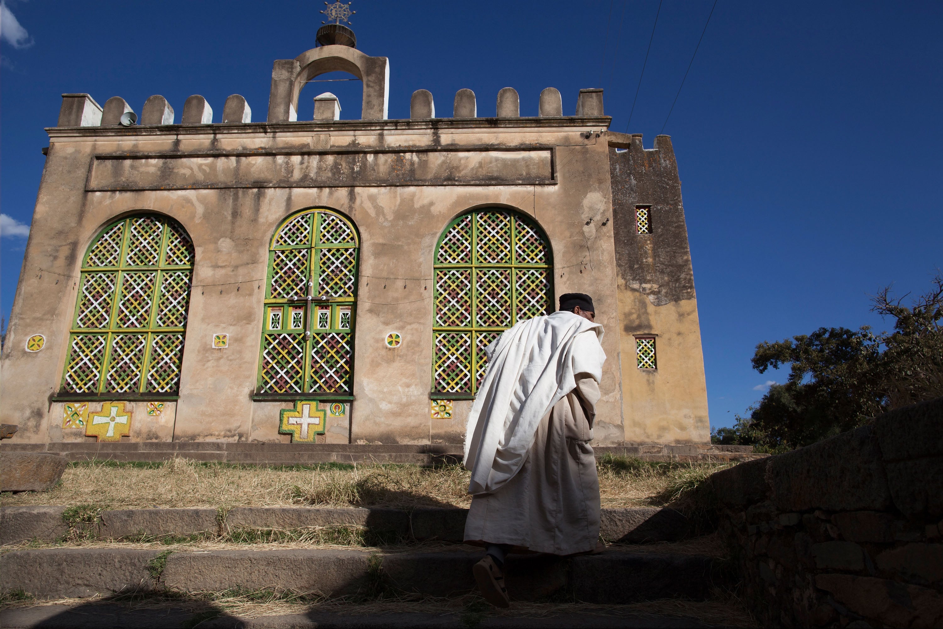 Un prêtre gravissait les marches de l'église Maryam Seyon (Sainte-Marie de Sion), lieu de culte des chrétiens orthodoxes d’Ethiopie à Axoum, dans la région du Tigré en Éthiopie, en janvier 2011. En novembre 2020, des violents combats ont été menés à Axoum. 