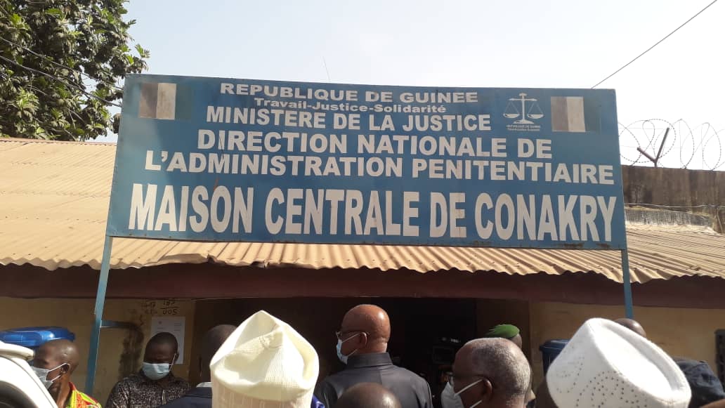 Un panneau montre l’entrée de la Maison centrale de Conakry. Photo prise devant cette prison le 11 mars 2021, à Conakry, en Guinée.