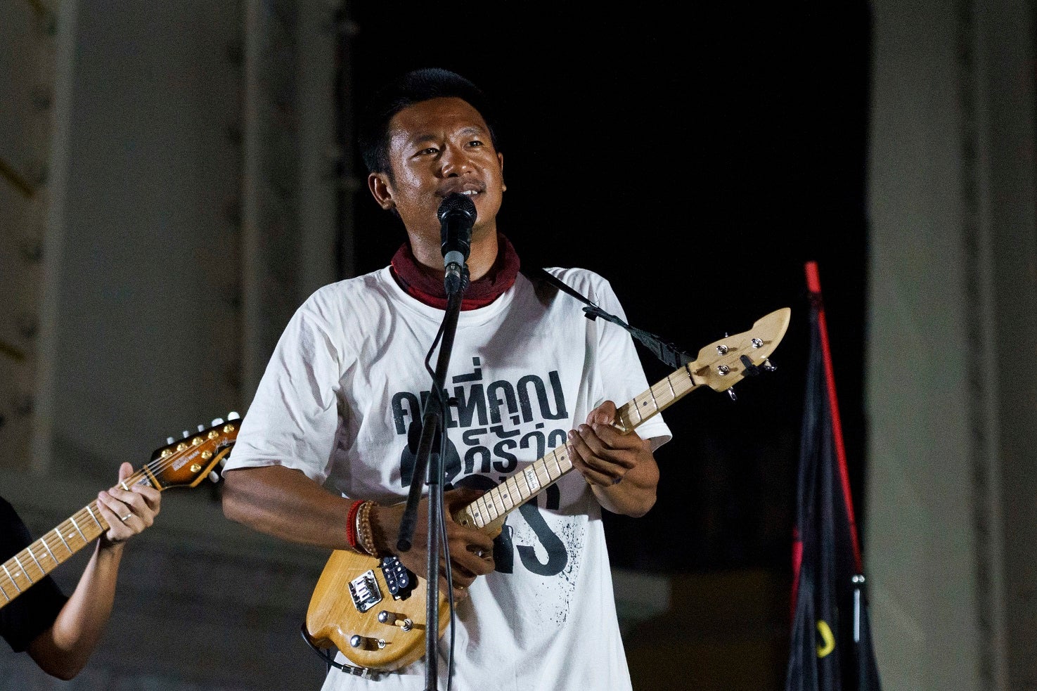 Jatupat "Pai" Boonpattararaksa plays his Isan Harp during the demonstration.